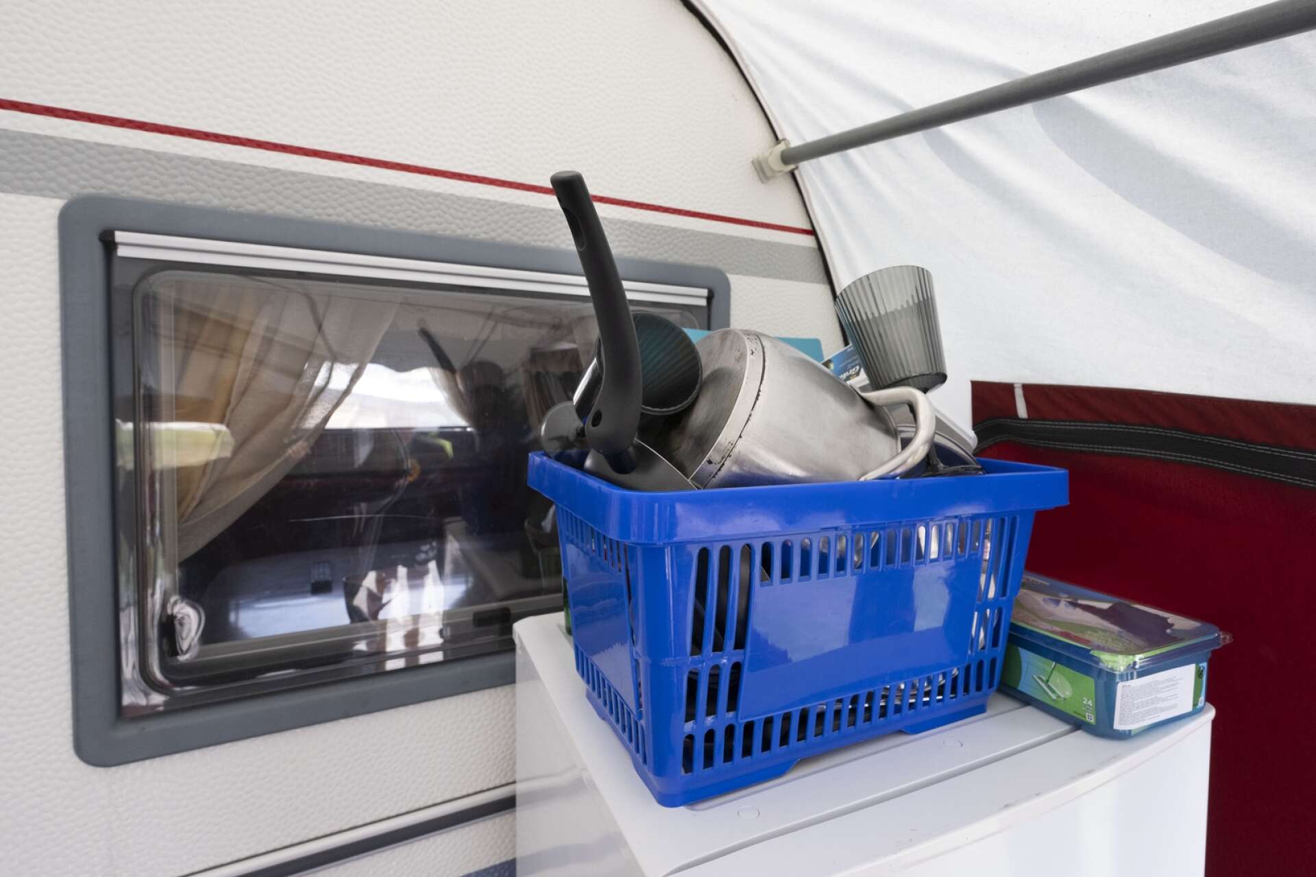 Vill man duscha, diska eller tvätta kläder får man gå bort till det gemensamma servicehuset på campingen.