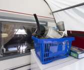 Vill man duscha, diska eller tvätta kläder får man gå bort till det gemensamma servicehuset på campingen.