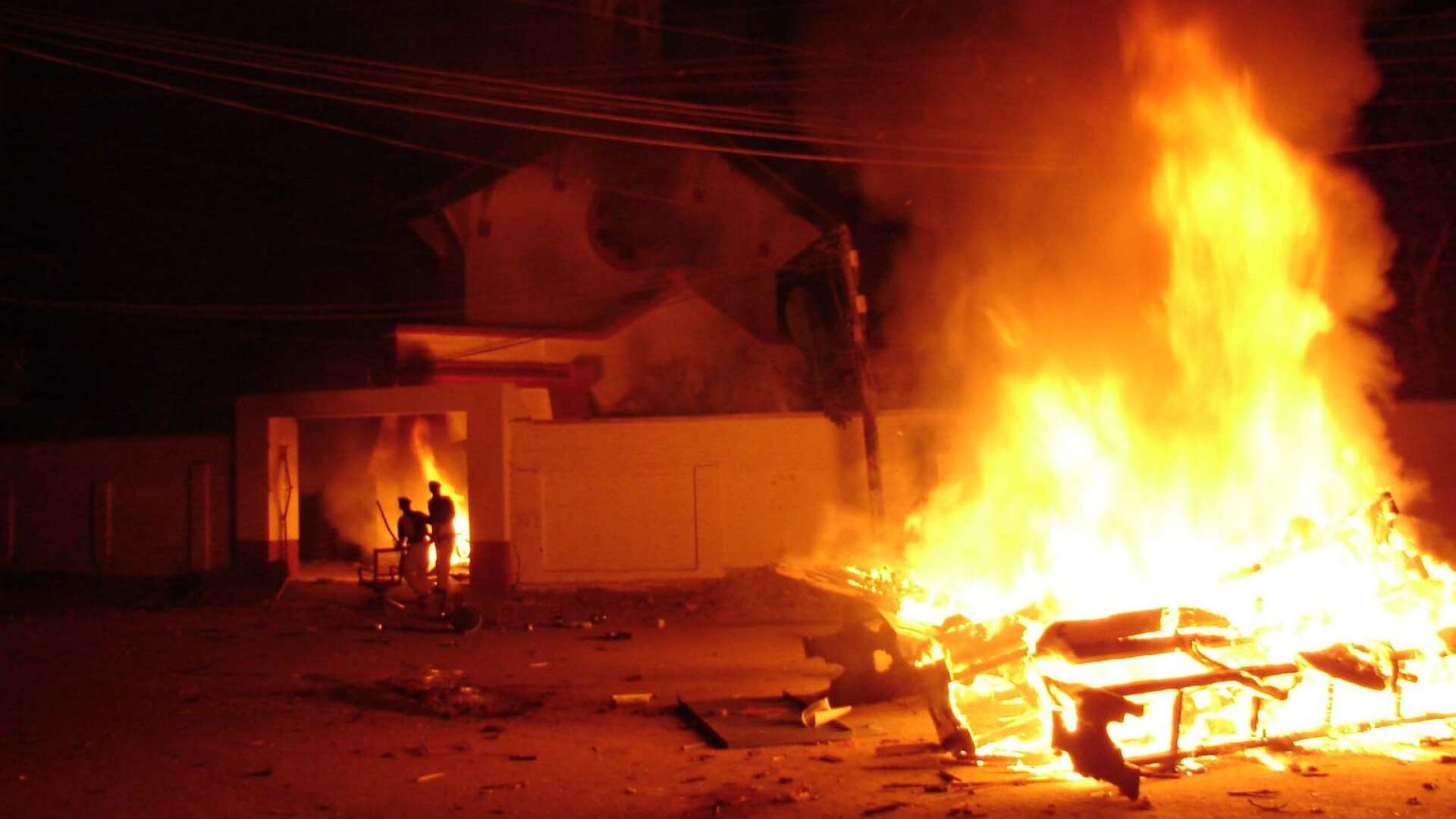 Kyrka satt i brand av islamister i Pakistan.