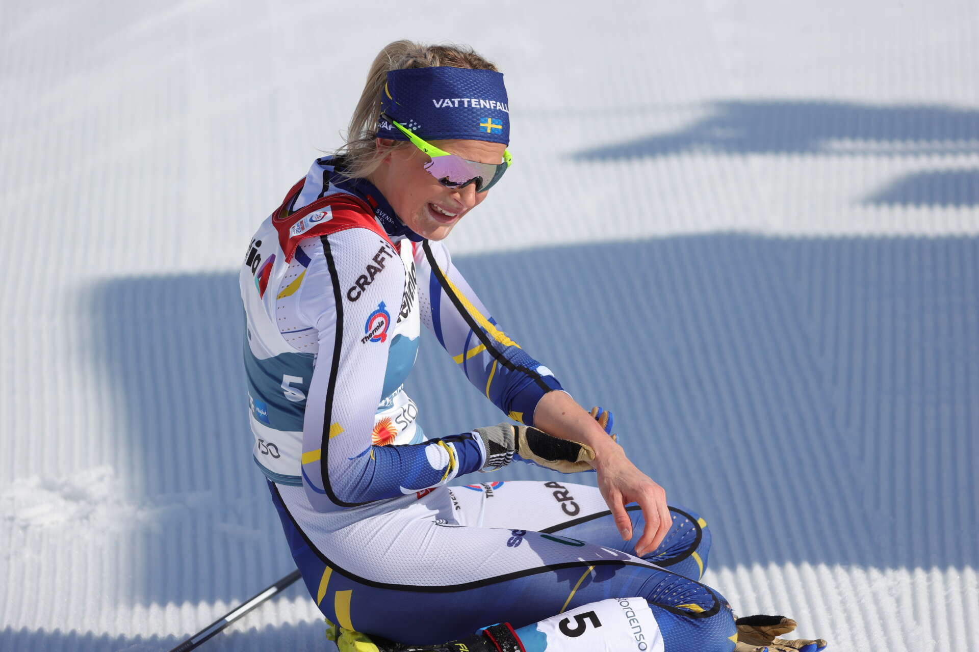 Sveriges bronsmedaljör Frida Karlsson skadade armen i ett fall under lördagens tremilslopp.