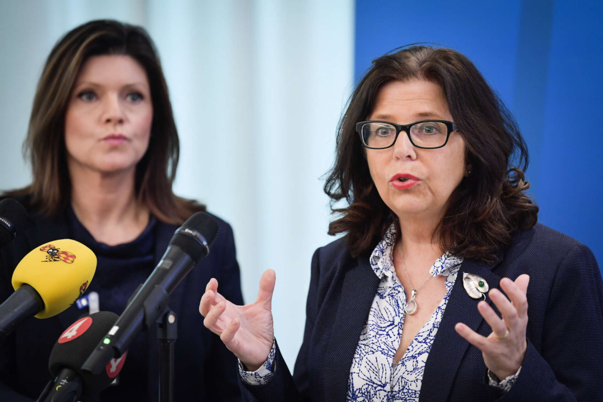 Här är kvinnorna som ska pressa arbetslösheten. Från vänster arbetsmarknadsminister Eva Nordmark (S) och nytillträdda generaldirektören Maria Mindhammar. Arkivbild.