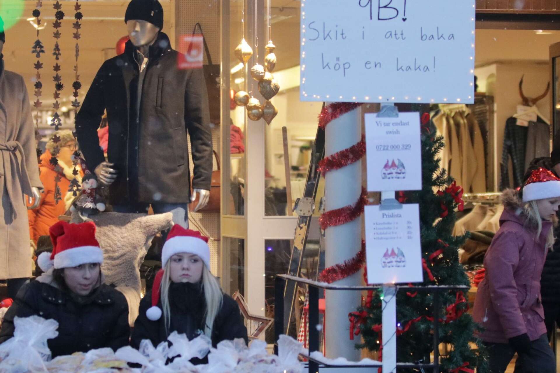 Sally och Anna-Clara i Bengtsgårdens 9B sålde fika med sin slogan ”Skit i att baka - köp en kaka”.