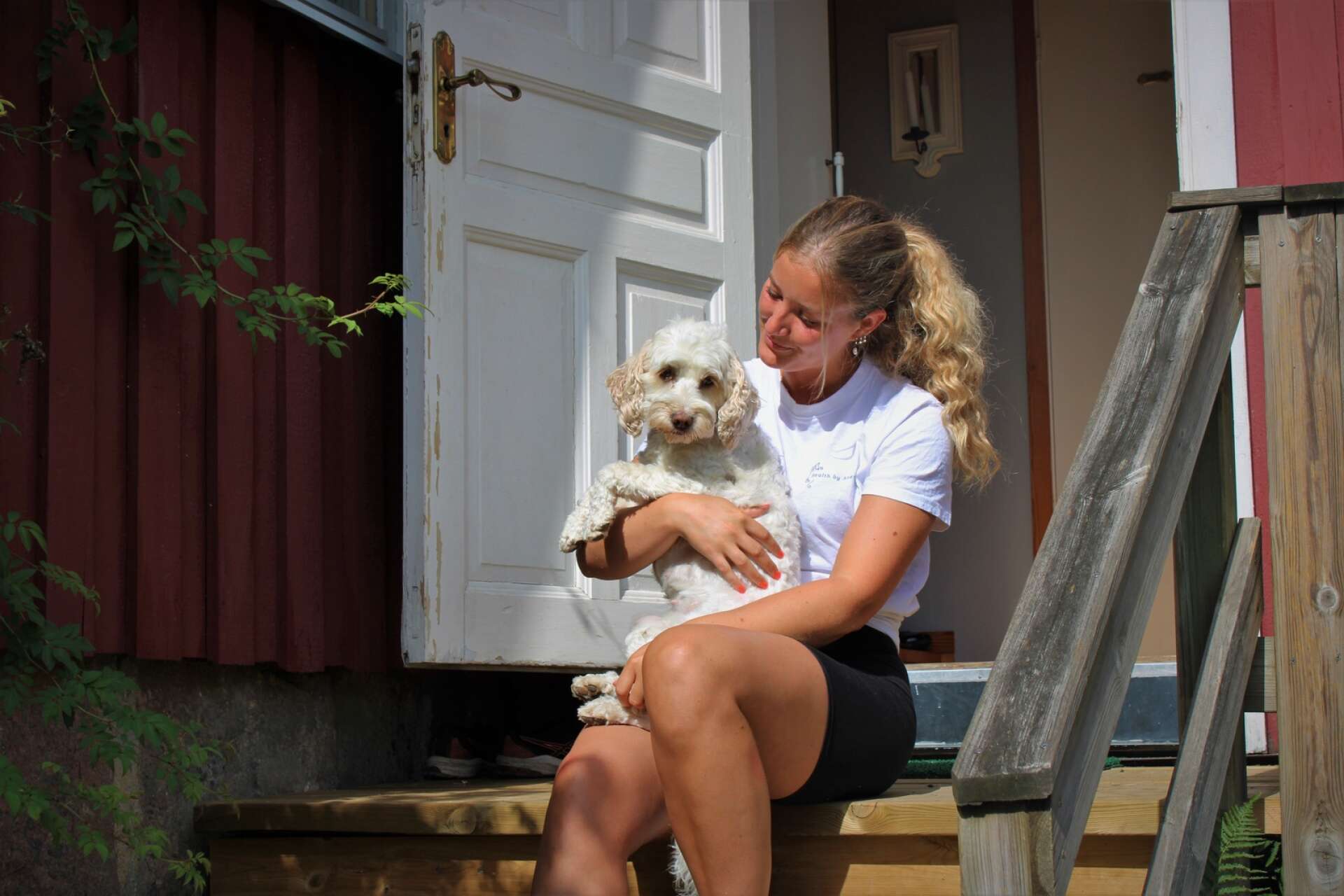 Tillsammans med hunden Stella bor Julia i ett litet hus i Tengene. 