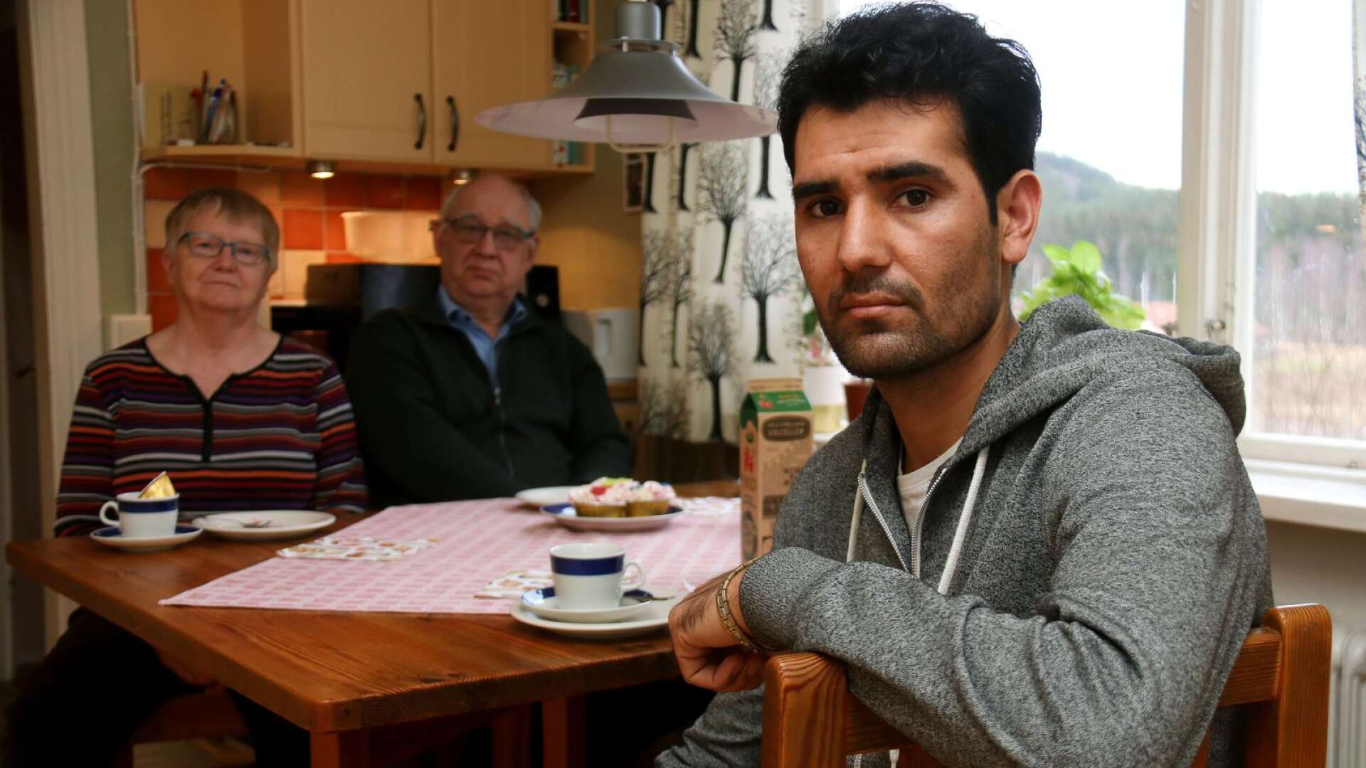 Rafiullah Safi har bott hos Gertrud Rudén och Ingemar Nordström i två år och är inne på sista året innan han tar examen som undersköterska. Efter sju avslag på asylansökan måste han dock återvända till Afghanistan, där han anser sig hotas för livet.