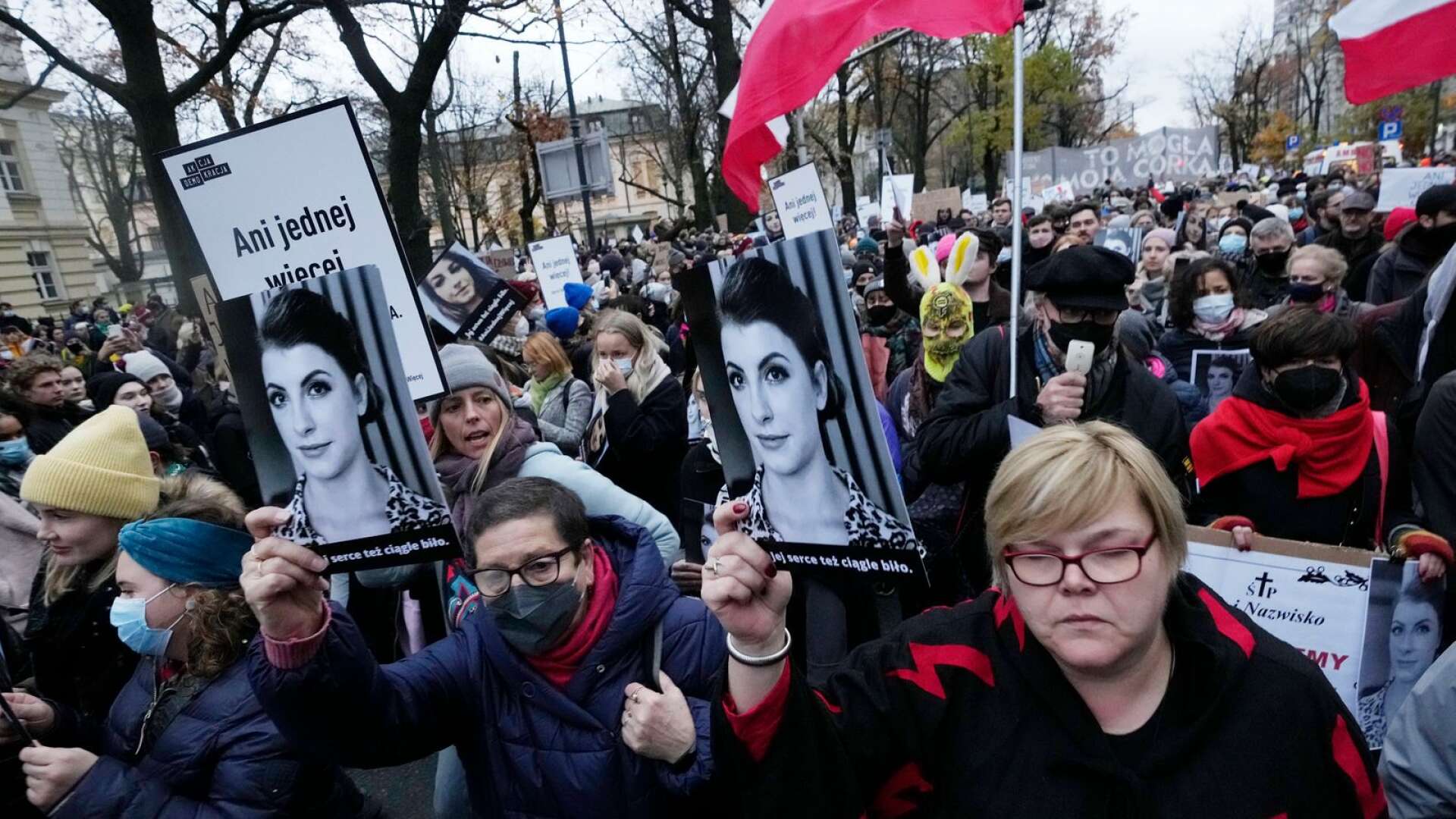 Demonstrationer mot Polens restriktiva abortlagar efter att 30-åriga Izabela dött på sjukhus.