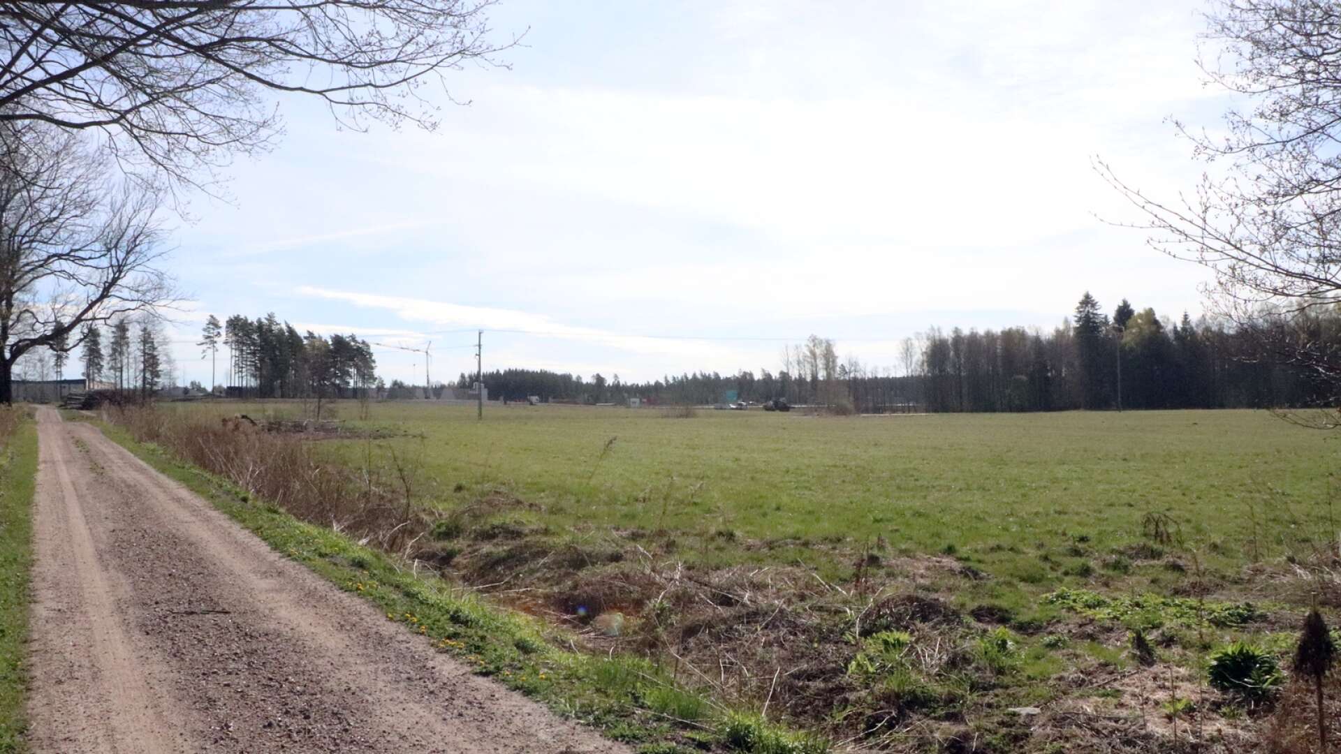I närheten av den här vägen, som går vinkelrätt mot 26:an vid Norra Ryd, har Skövde kommun ansökt om att få göra ingrepp i fornlämningar inför exploateringen av marken.