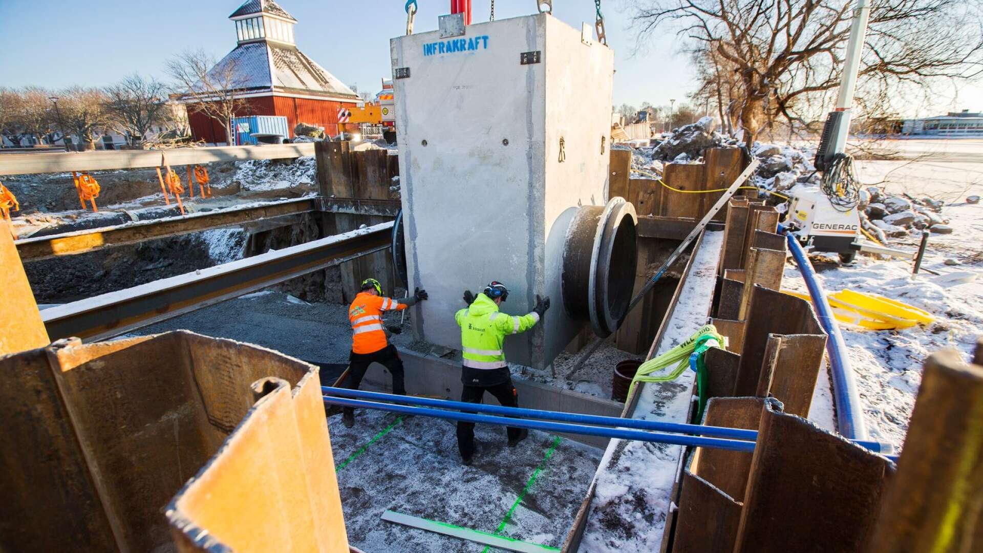 Nu placeras de två brunnarna på tio respektive åtta ton till den nya dagvattenledningen som byggs på plats i längs Sjömansgatan i Viken. Med hjälp av dem kan vattenmängden regleras vid exempelvis skyfall. 