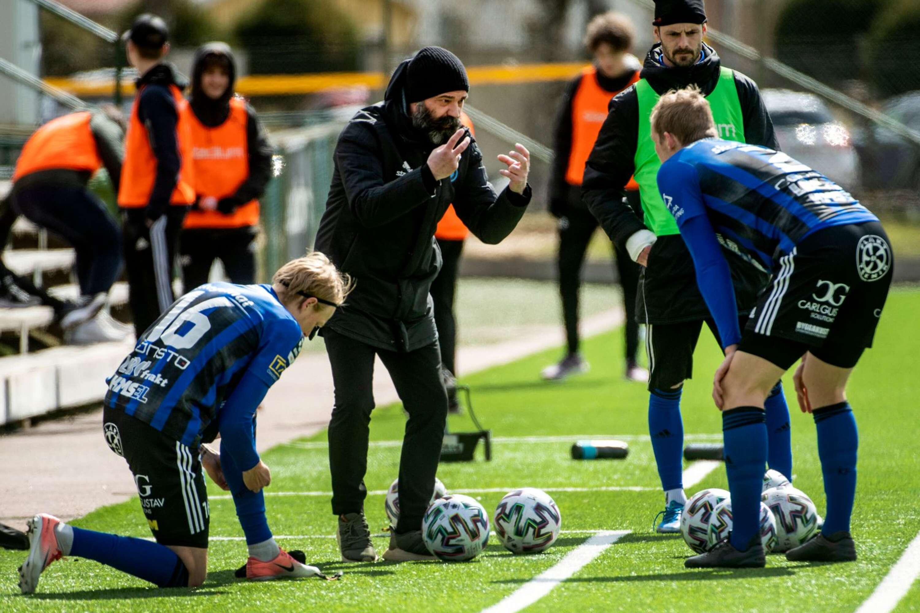 Karlstads tränare Kostas Panagopoulos instruerar inhopparna Jacob Ericsson och Eric Forsberg.