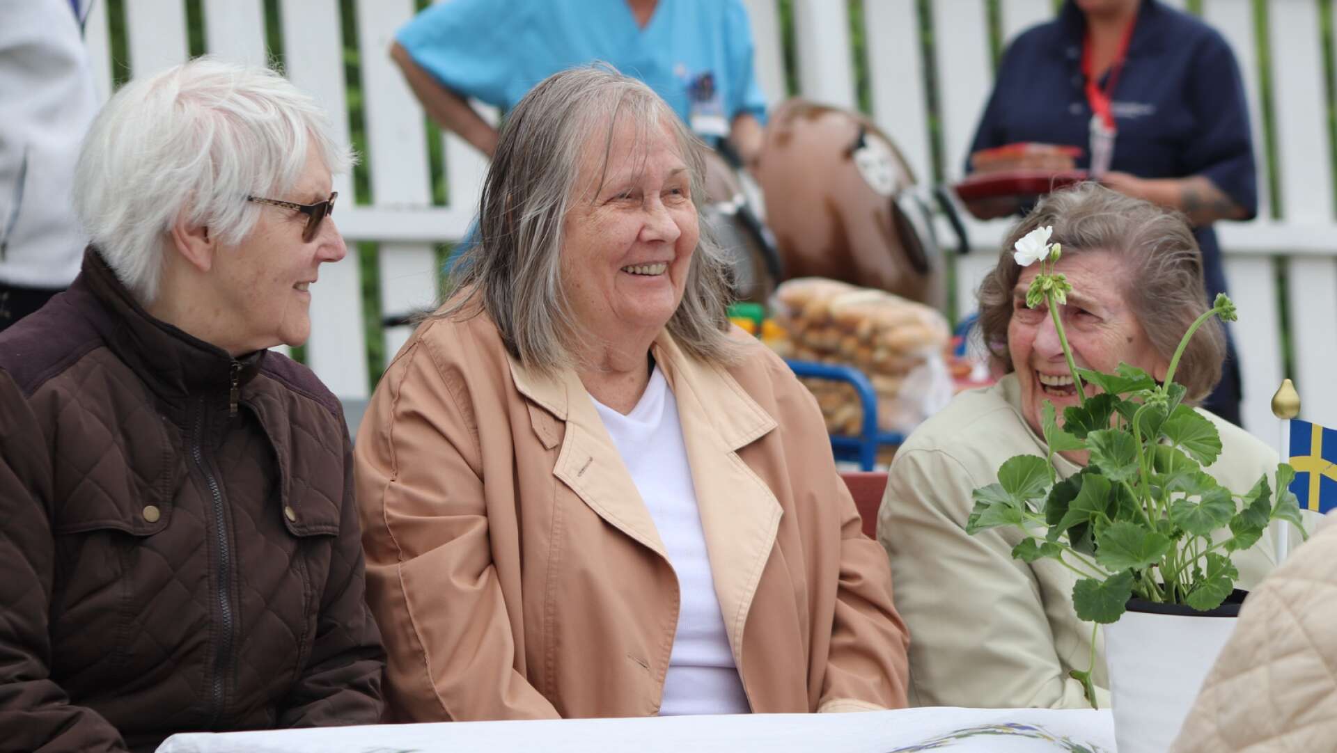 De tre boende Elsie Arvidsson, Birgit Axelsson och Britt Waltemathe skrattade och hade trevligt på festen. 