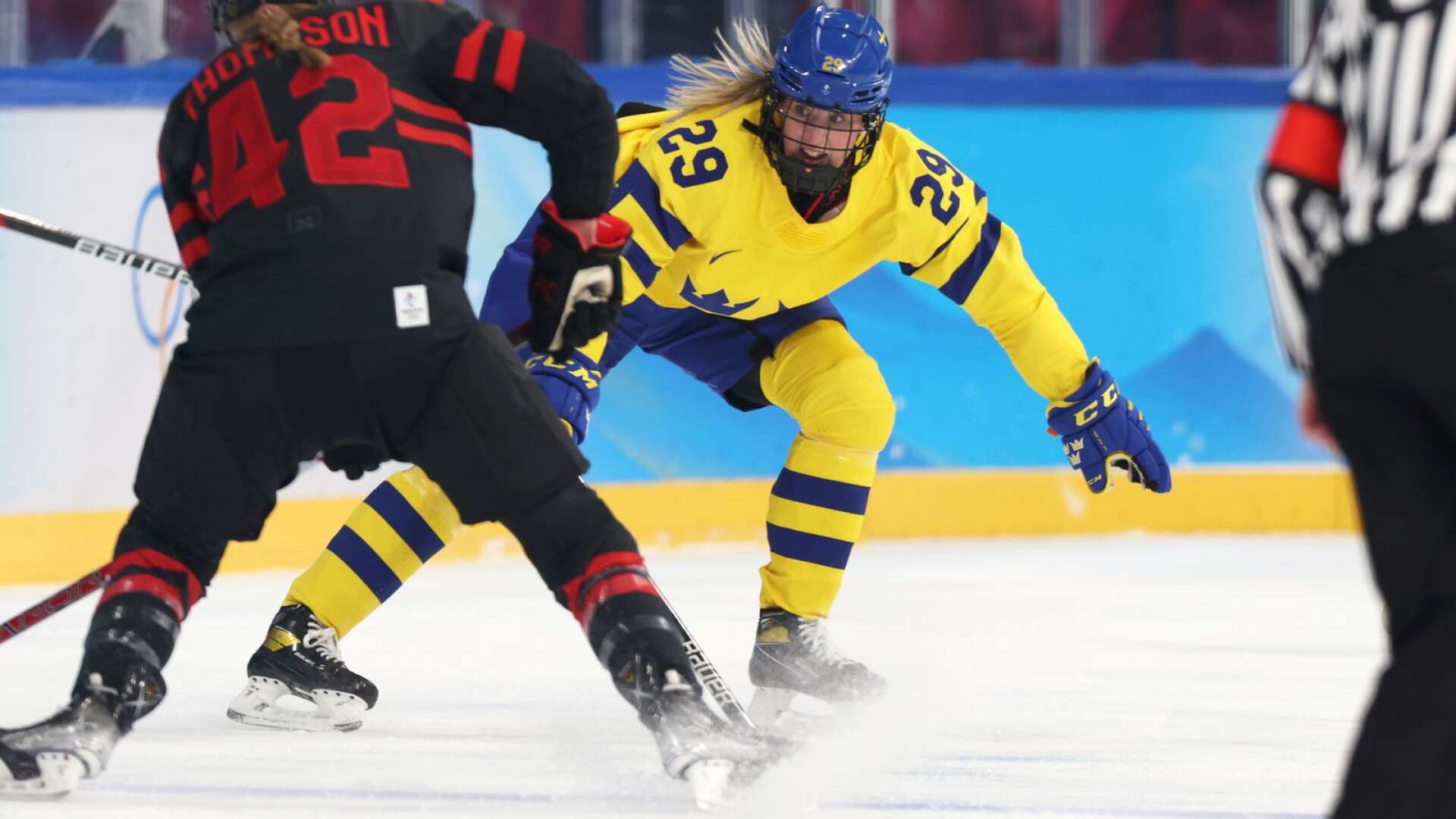 Sverige med Olivia Carlsson föll stort i OS-kvartsfinalen mot Kanada med Claire Thompson.