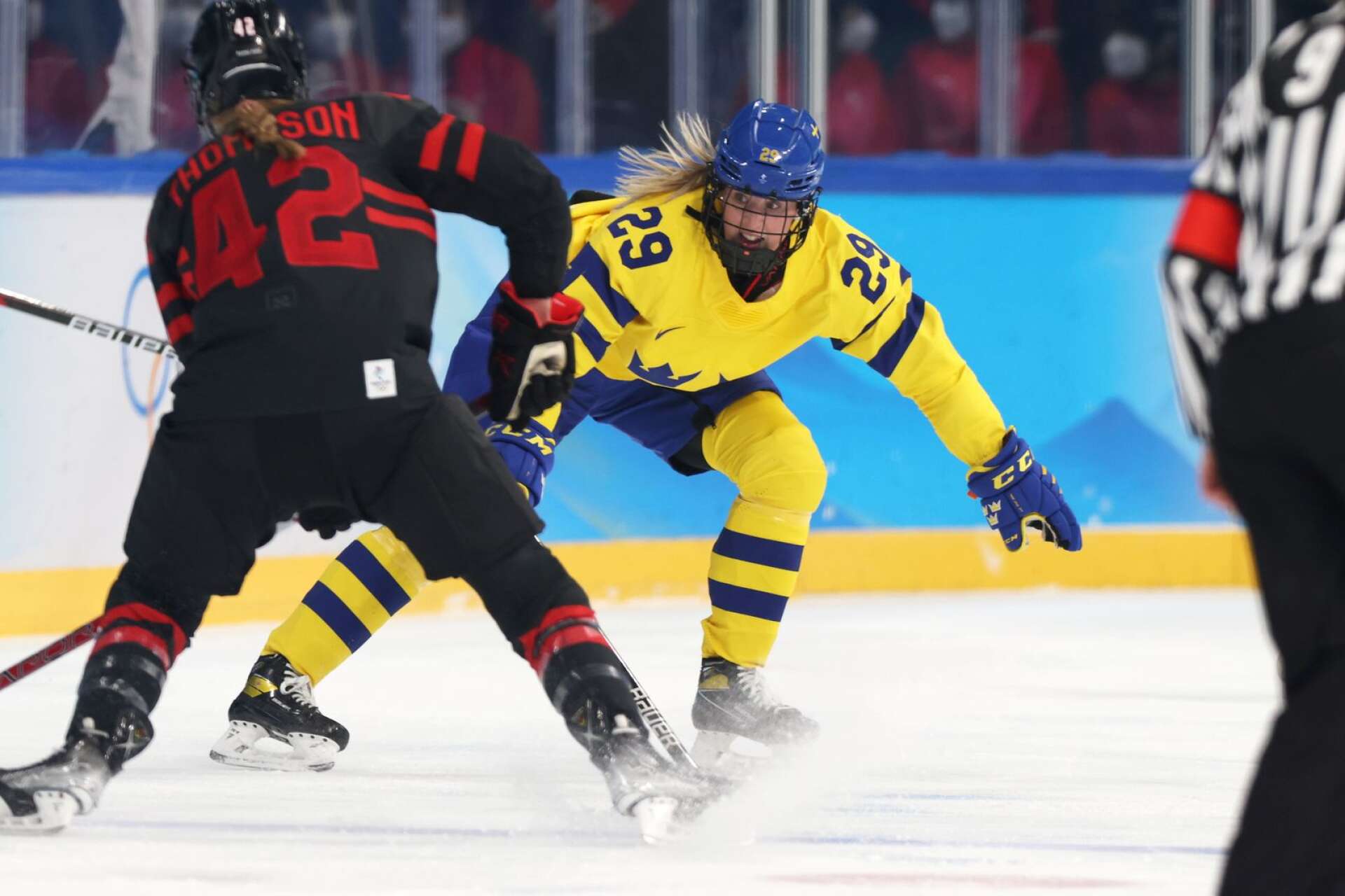 Sverige med Olivia Carlsson föll stort i OS-kvartsfinalen mot Kanada med Claire Thompson.