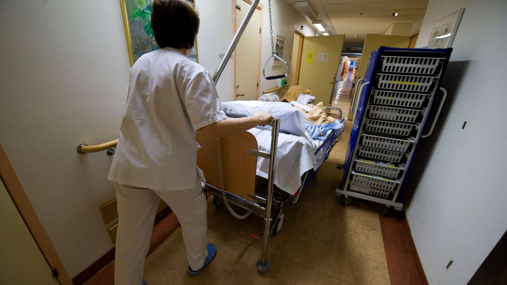 Fortsatt för hög beläggning av patienter på länets sjukhusavdelningar. 