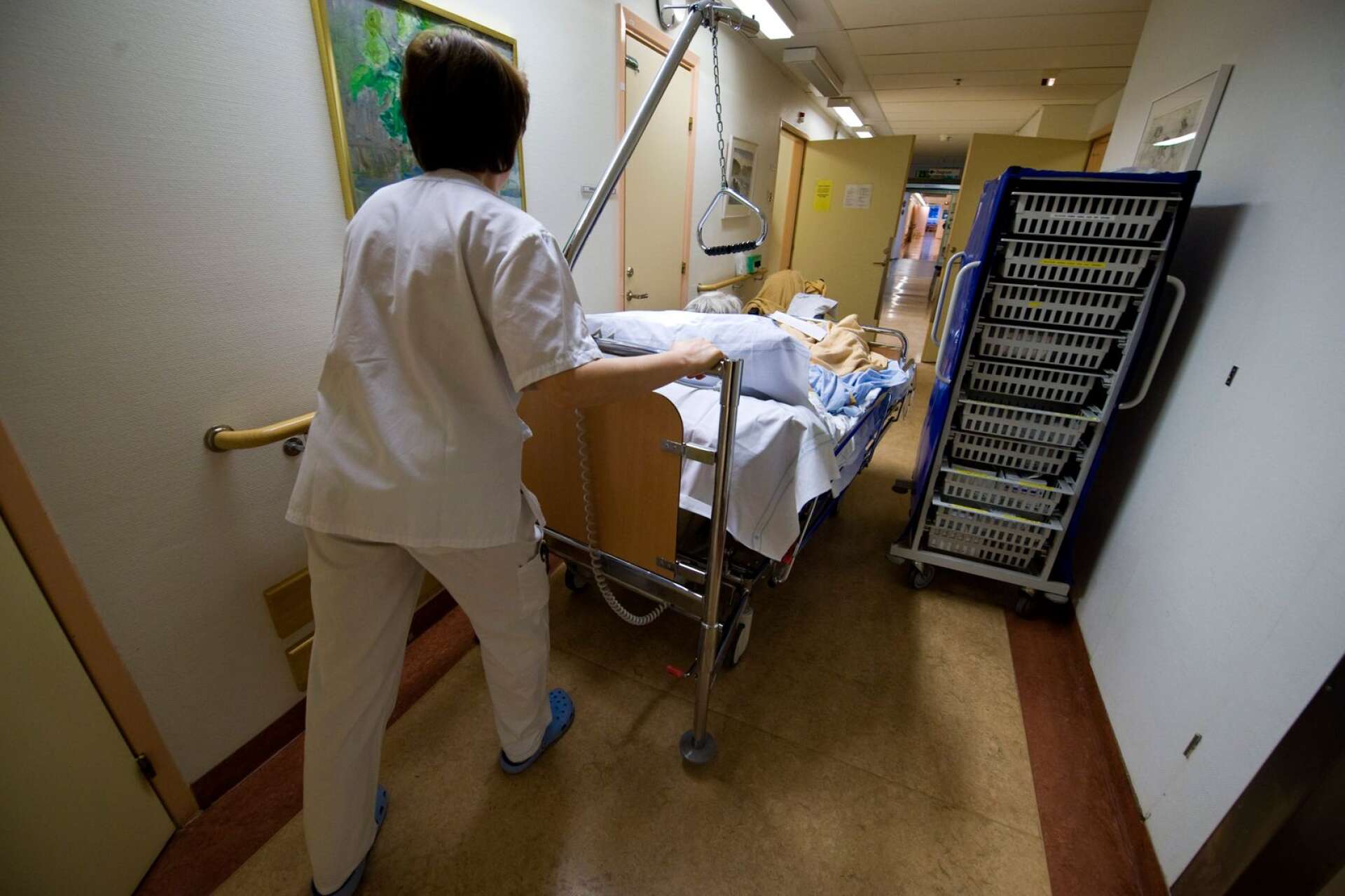 Fortsatt för hög beläggning av patienter på länets sjukhusavdelningar. 