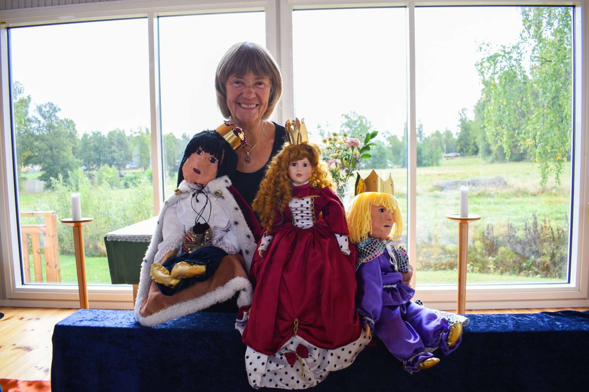 Marianne Haglund med några av dockorna.