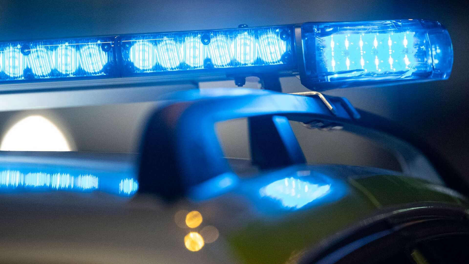Polisen förföljde på tisdagsmorgonen en bil som körde i 180 km/h på länsvägen genom Dals Långed.