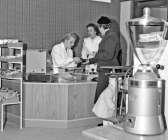 I kassan hos Konsum i Rolfserud var det 1958 naturligtvis kontanter som gällde. Detta var långt innan alternativ som betalkort ens var påtänkta. 