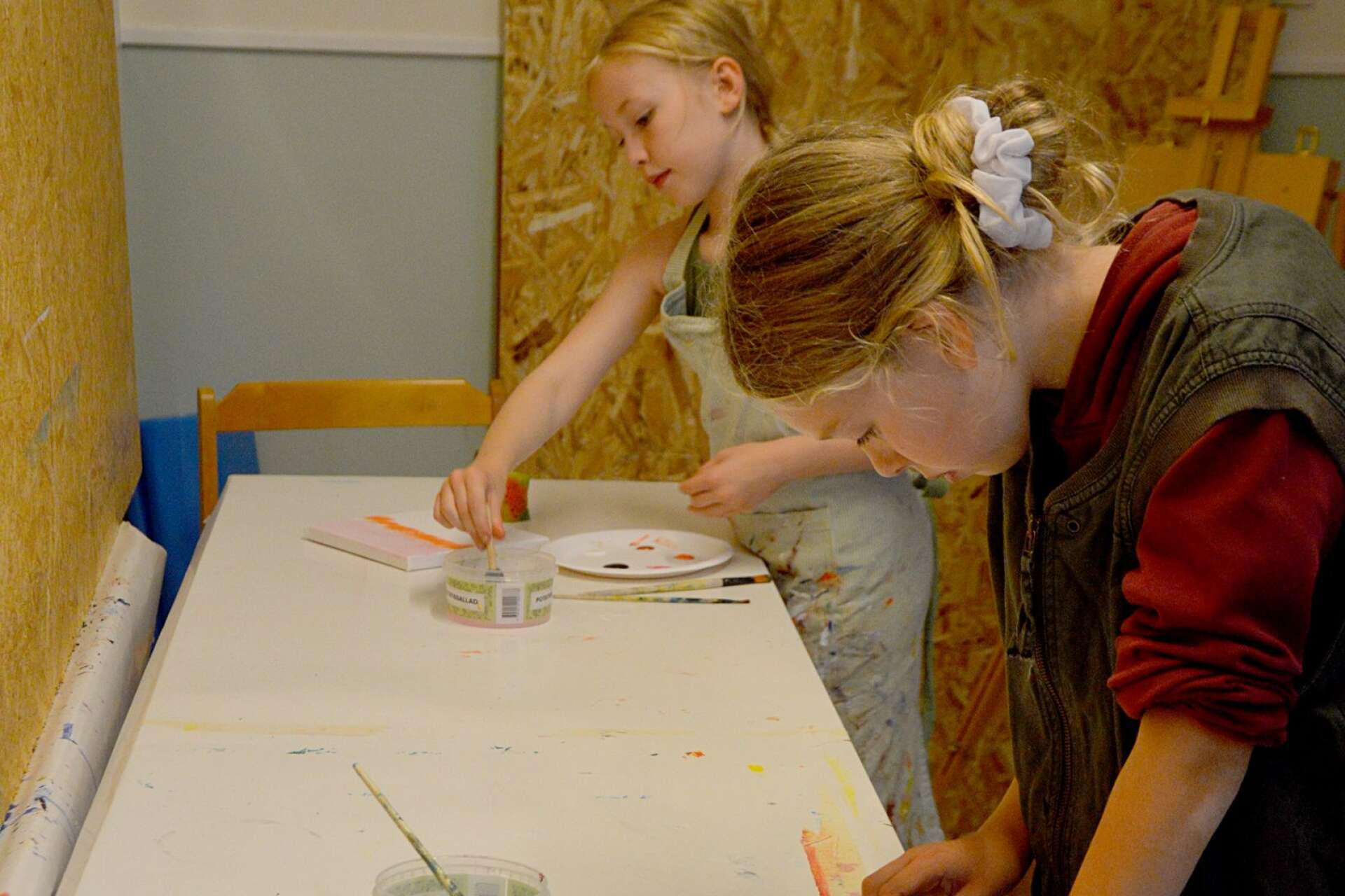 Esther och Tora Nilsson deltog i workshopen på Strandvik skola.
