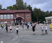 Uppvärmningen inför Skoljoggen på Värmlandsbro skola leddes av elever från årskurs 6.