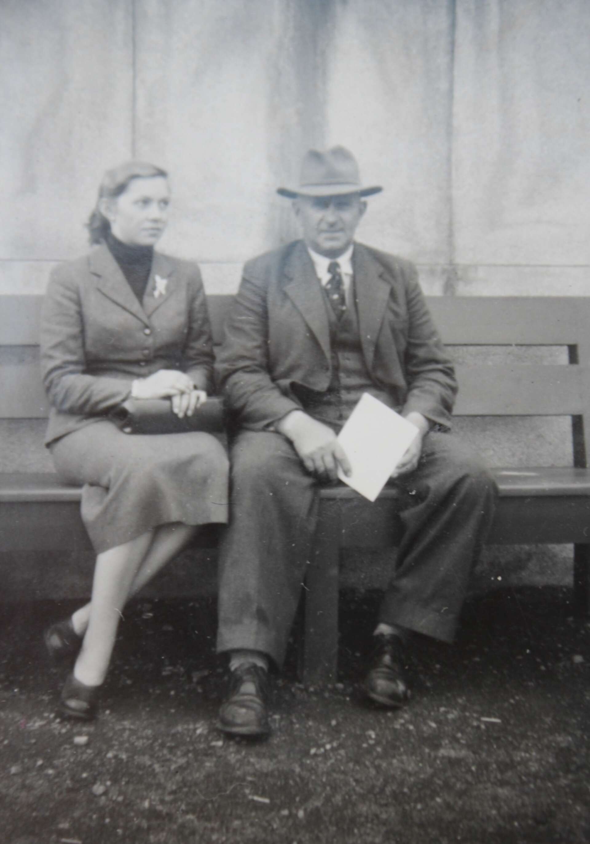 Gunnel med pappa Herbert Lennartson på en resa till Oslo i början av 1950-talet. Gunnels intresse för mode och kläder syns redan här. 