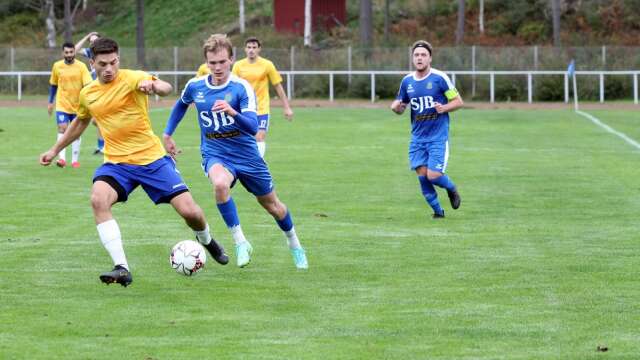 IFK Uddevalla vann rättvist. Här Karl Martinsson med bollen.
