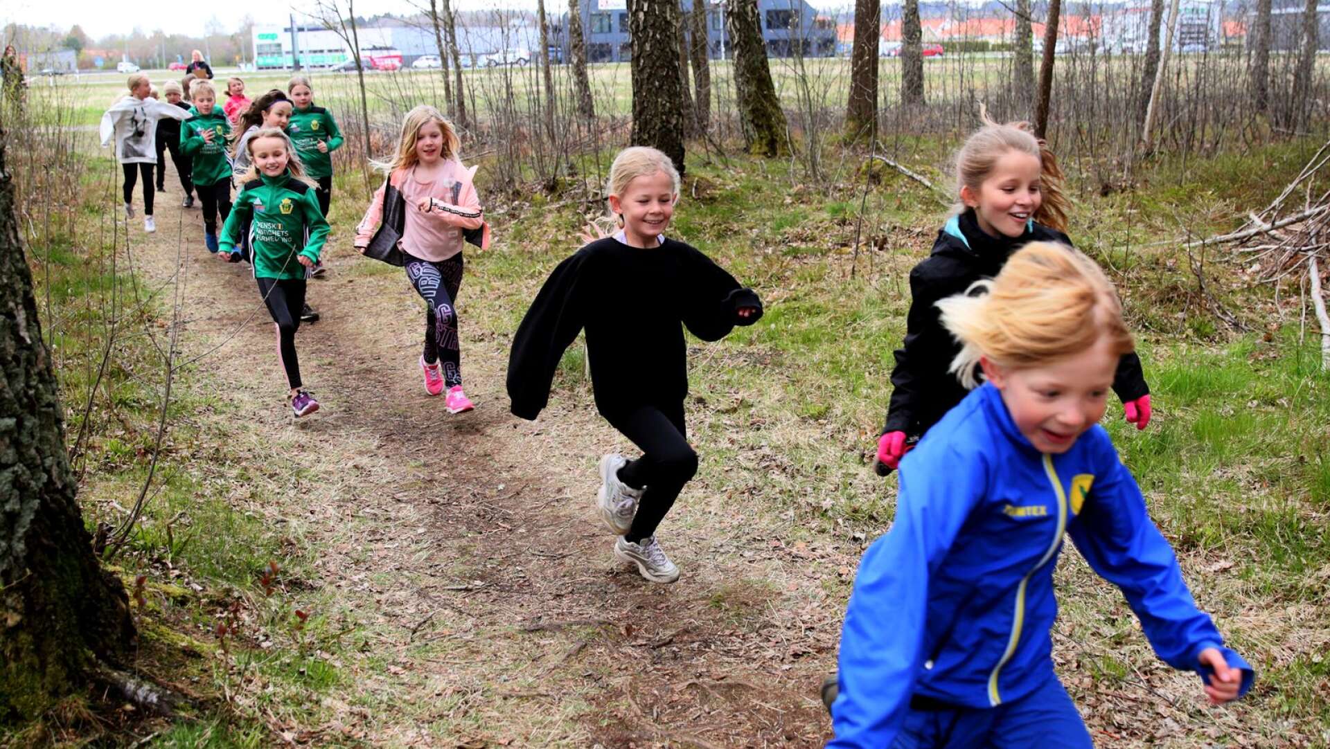 Klass två på Lilleskogs skola springer för barnhjärnors framtid. 