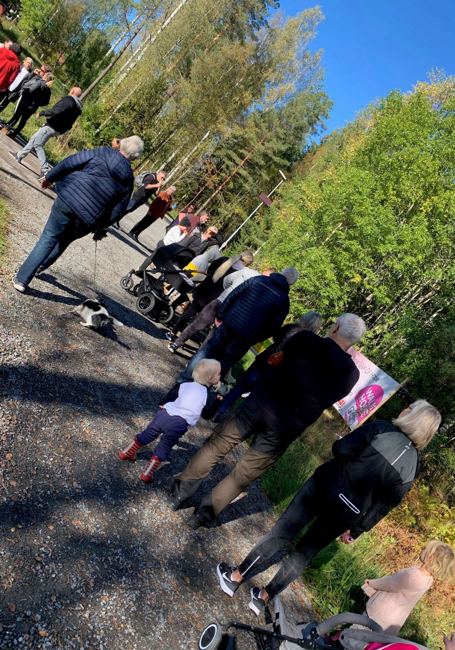 Många Karlskogabor, stora som små, två- som fyrbenta, deltog i Junis Walk of hope i lördags.