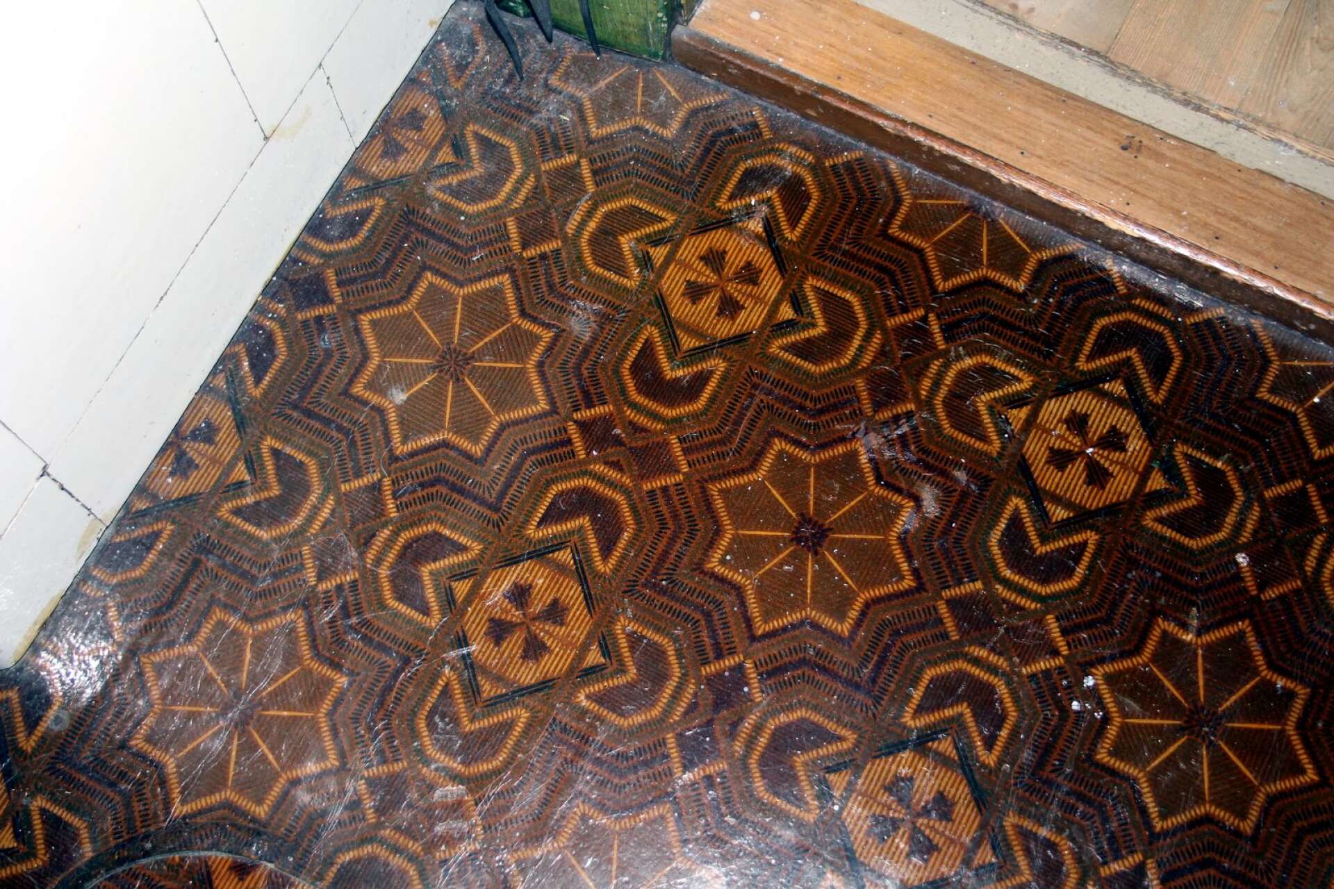 Inspiration kan hon hitta i natur och litteratur - kanske skulle också det här vackra gamla linoleum-golvet kunna bli ett stickmönster?