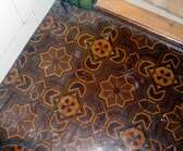 Inspiration kan hon hitta i natur och litteratur - kanske skulle också det här vackra gamla linoleum-golvet kunna bli ett stickmönster?