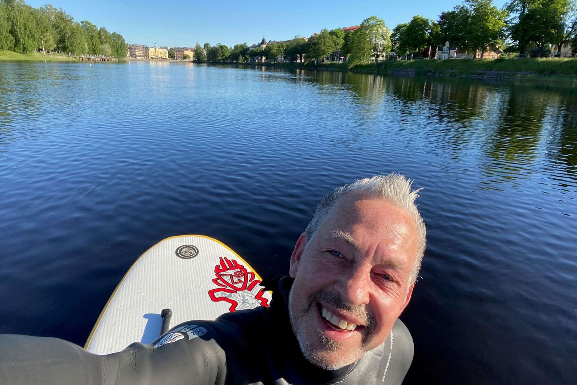 Lars Mejern Larsson trivs på vattnet och valde därför att ta sin selfie till intervjun här: &quot;Där är jag på Klarälven, pulsådern genom Värmland. Och det är för att jag gillar all vattenaktivitet: bada, dyka, vågsurfa&quot;. 