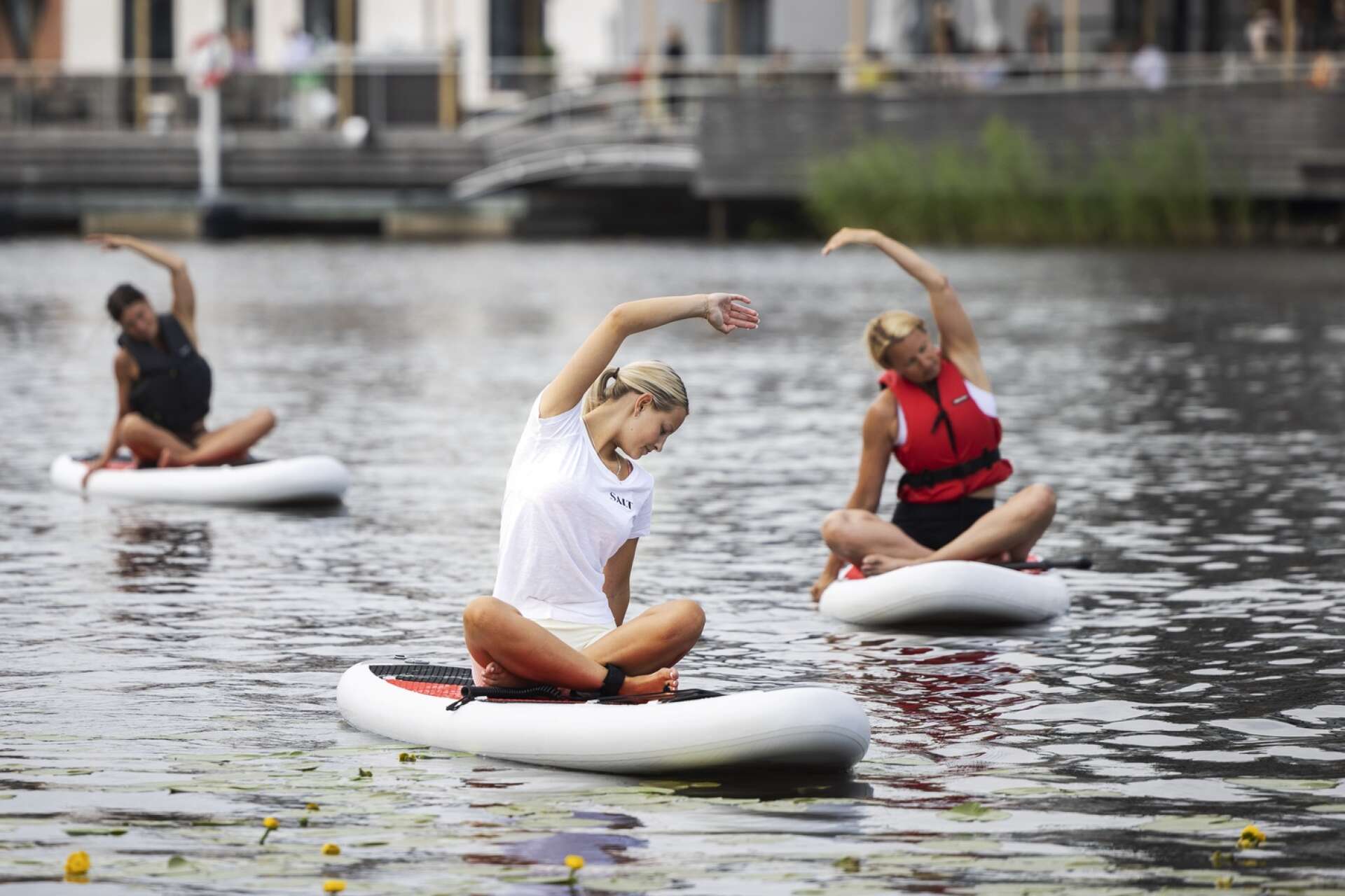 Från vänster: Maria Eriksson, Michelle Träff och Sara Olsson stretchar till vattnets rörelse.