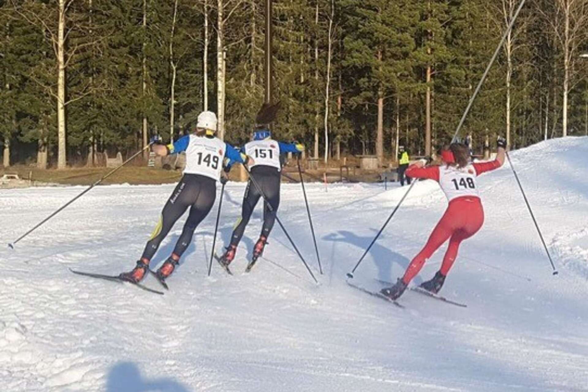 Tättrion i D13–14 med Åmålsåkarna Alva Olsson (till vänster) Agnes Gustafsson (i mitten) och Grava SK:s Juni Rudström gick i mål nästan samtidigt.