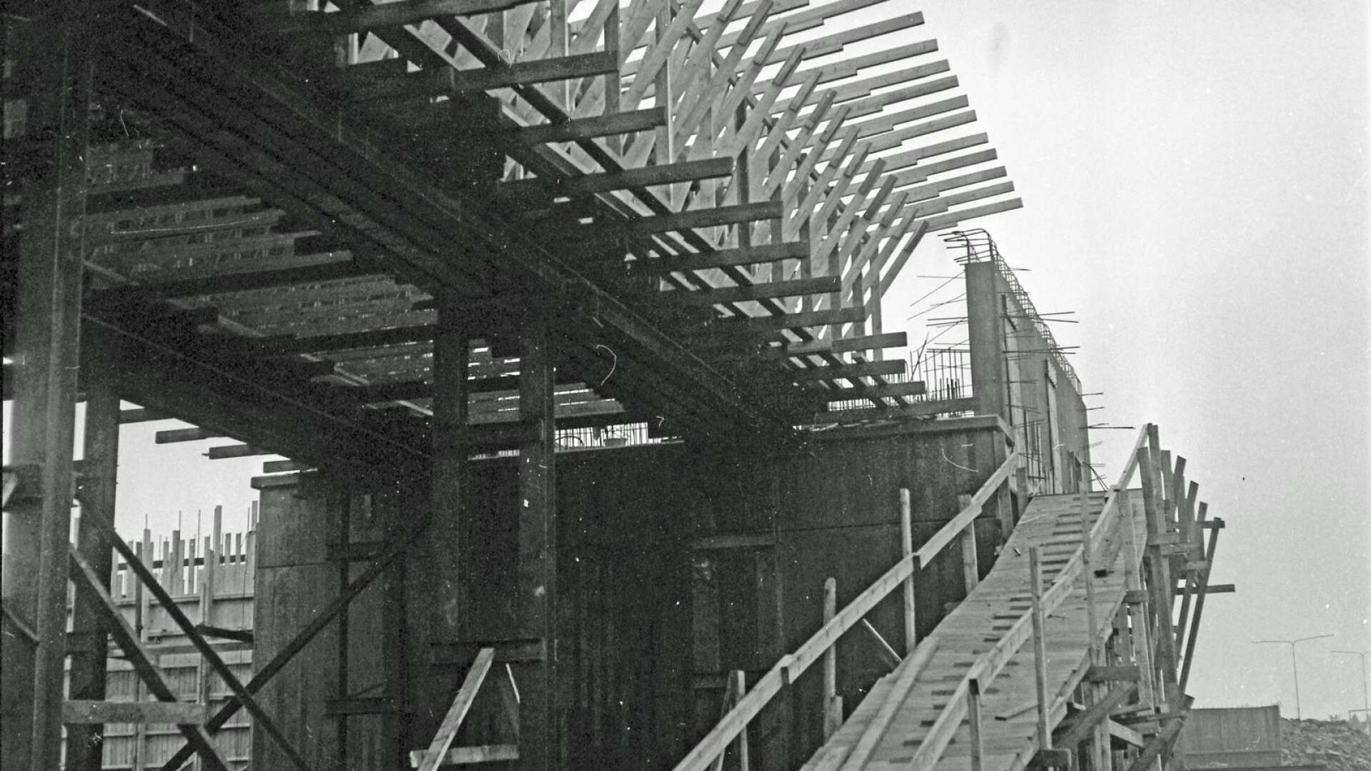 Byggandet av nya älvbron var ett komplicerat projekt. Det påbörjades i sträng vinterkyla i januari 1970 och först i november 1971 var bron färdig att tas i drift. 
