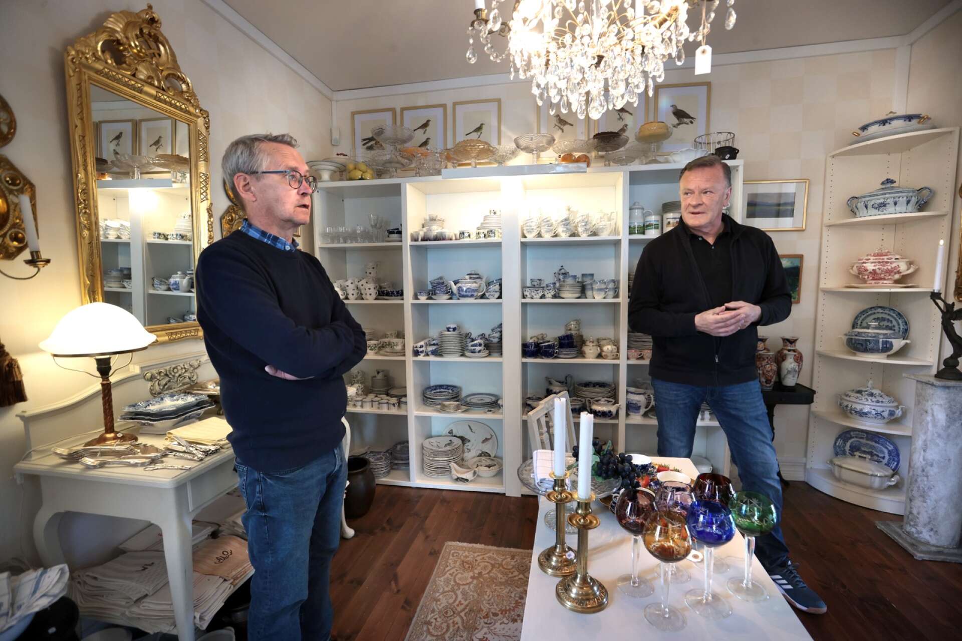 Kjell Östergren och Peter Nyström presenterar sitt utbud genom att bygga upp miljöer i butiken. 