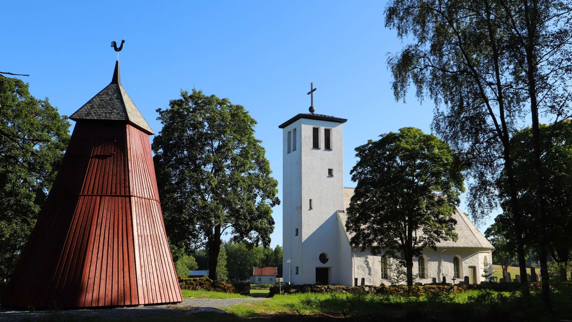Rölanda medeltida kyrka med klockstapeln från1725 i förgrunden.
