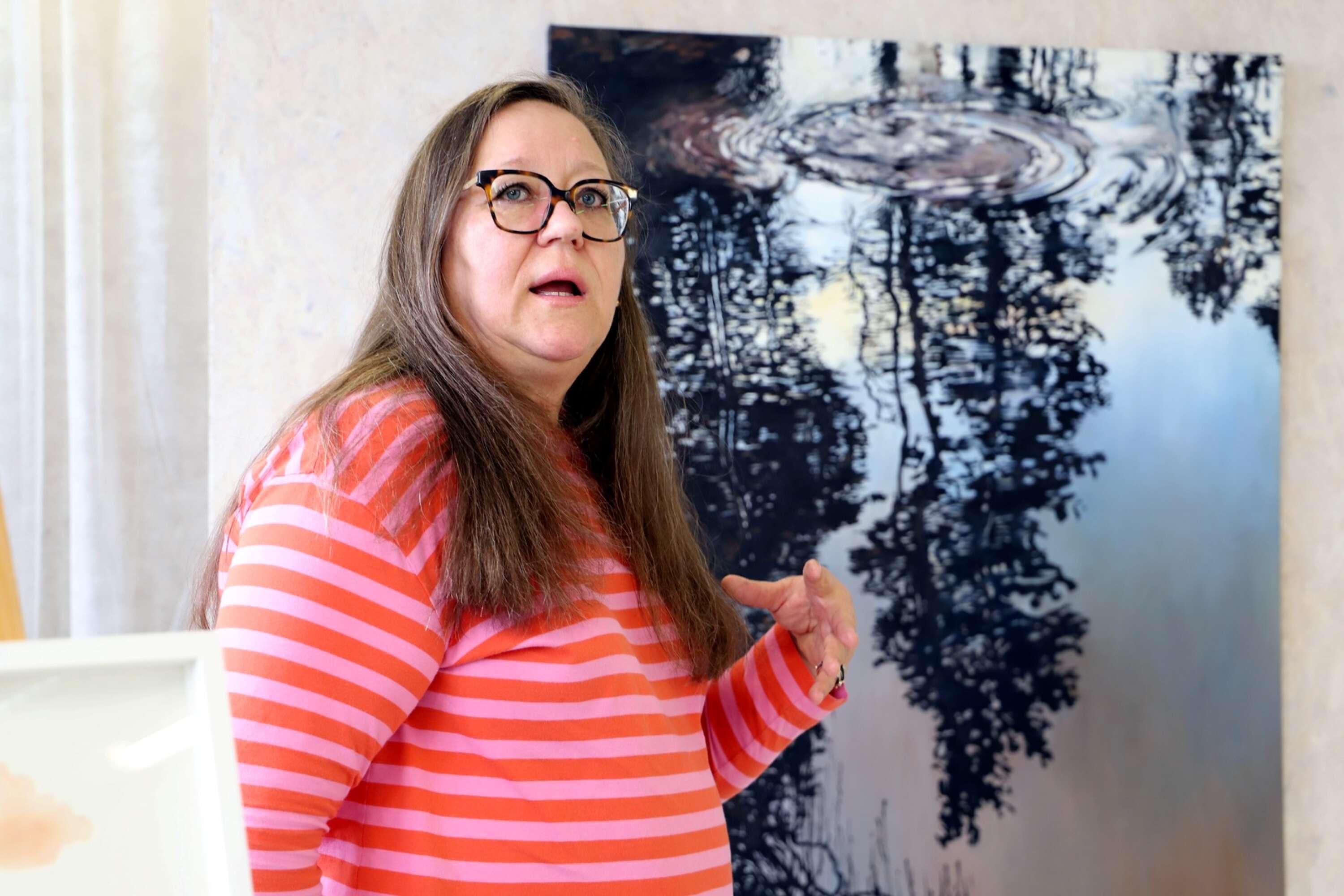 Lena Hautoniemi från Årjäng målar stora vattenbilder i olja som har både stark känsla och stark realism. Det nästan plaskar om dem!