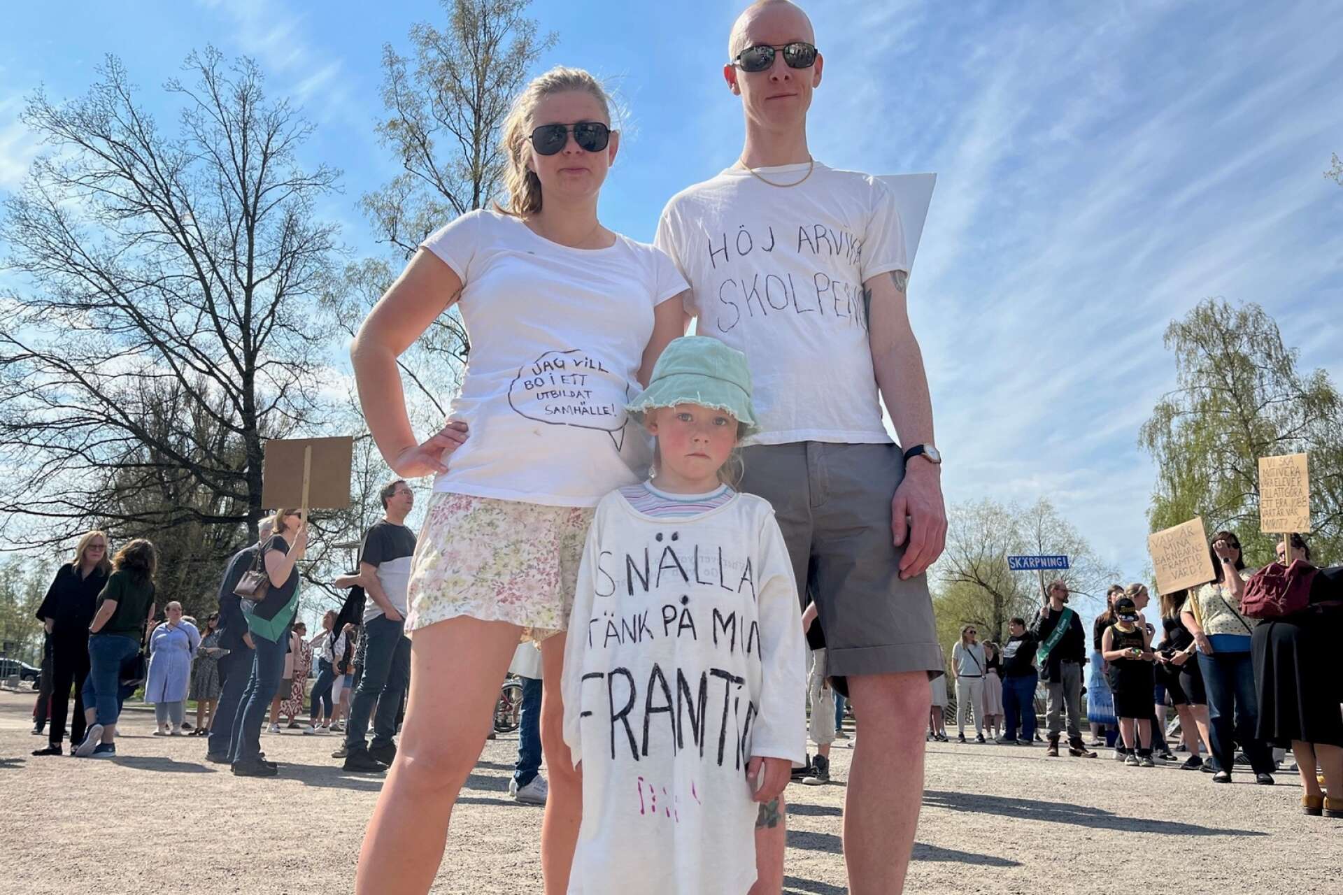 Johanna Lindskog och Johan Sjöberg demonstrerar tillsammans med sonen Bo, som vill bli lärare när han blir stor. 