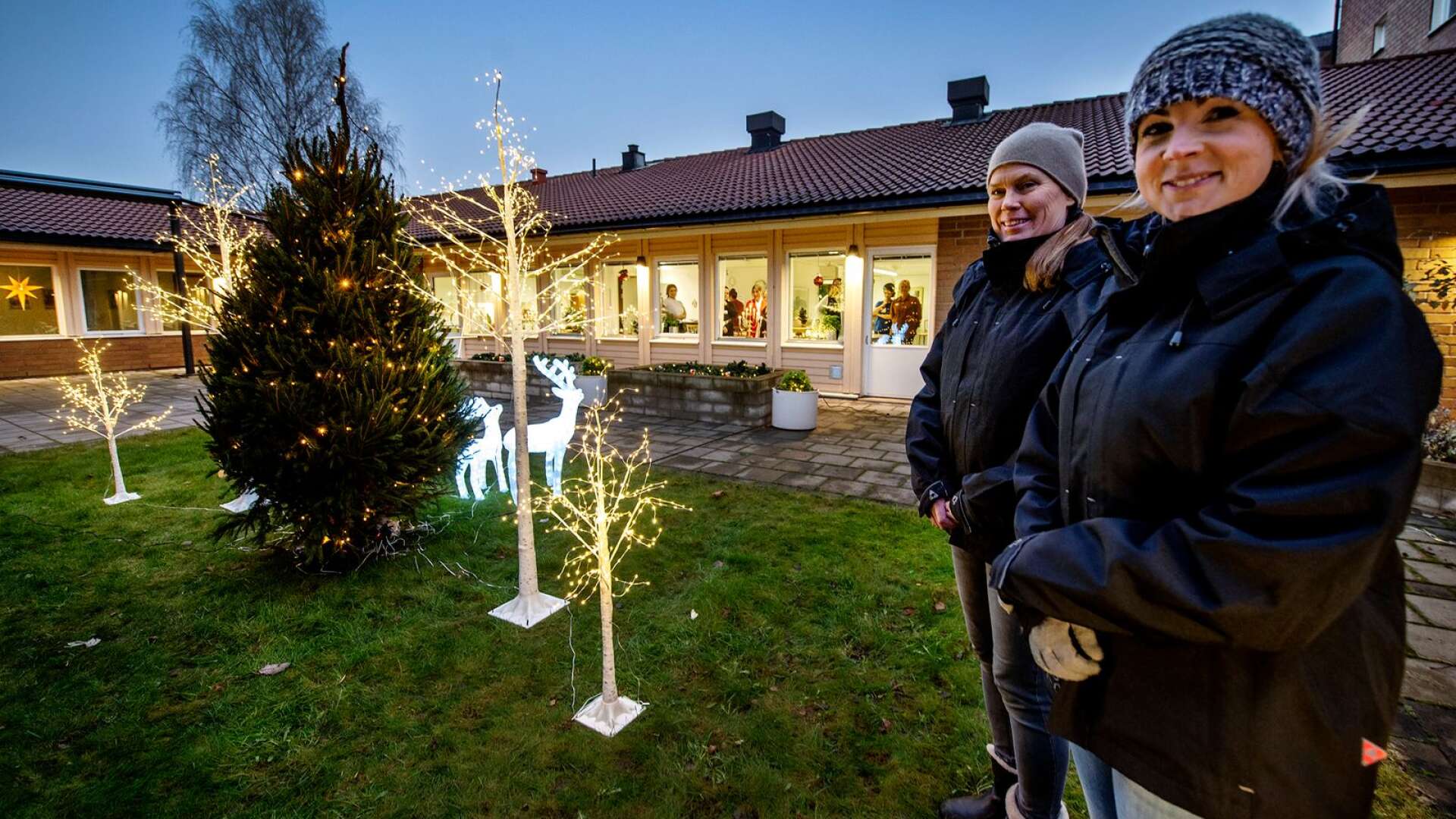 Helena Hildén och Anne-Marie Kindbom från Clas Ohlson julpyntade innergården till Våxnäs trygghetsboende. Ett initiativ för att sätta ljus på tillvaron i coronatid.