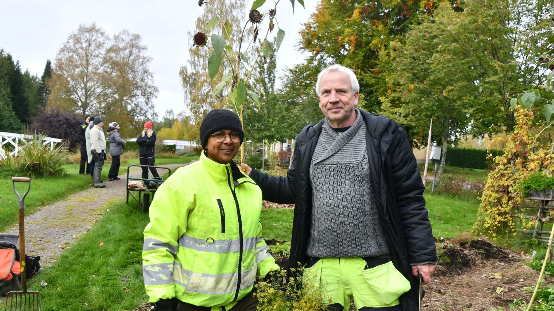 Tina Falk, Västra Ämtervik och Stefan ”Såta” Johansson, Rottneros, är två av de 18 som går den nya ettåriga trädgårdsutbildningen i Sunne.