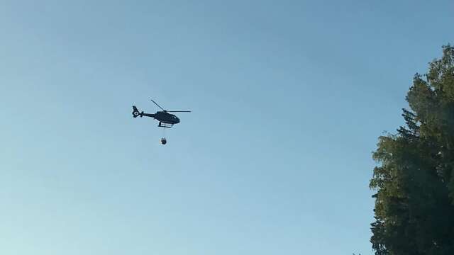 Helikopter begärdes in för att bekämpa en skogsbrand vid Hensbyn, söder om Åmål. Två helikoptrar bekämpade elden ännu sent på fredagskvällen.