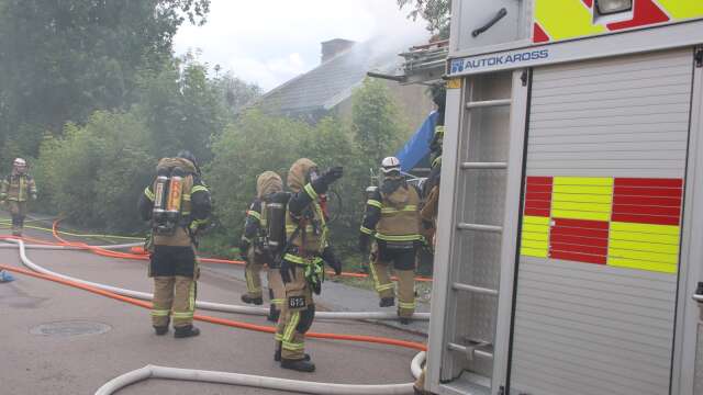 Räddningstjänsten fick rycka ut till en brand i en lägenhet i Dals Långed på torsdagskvällen.
