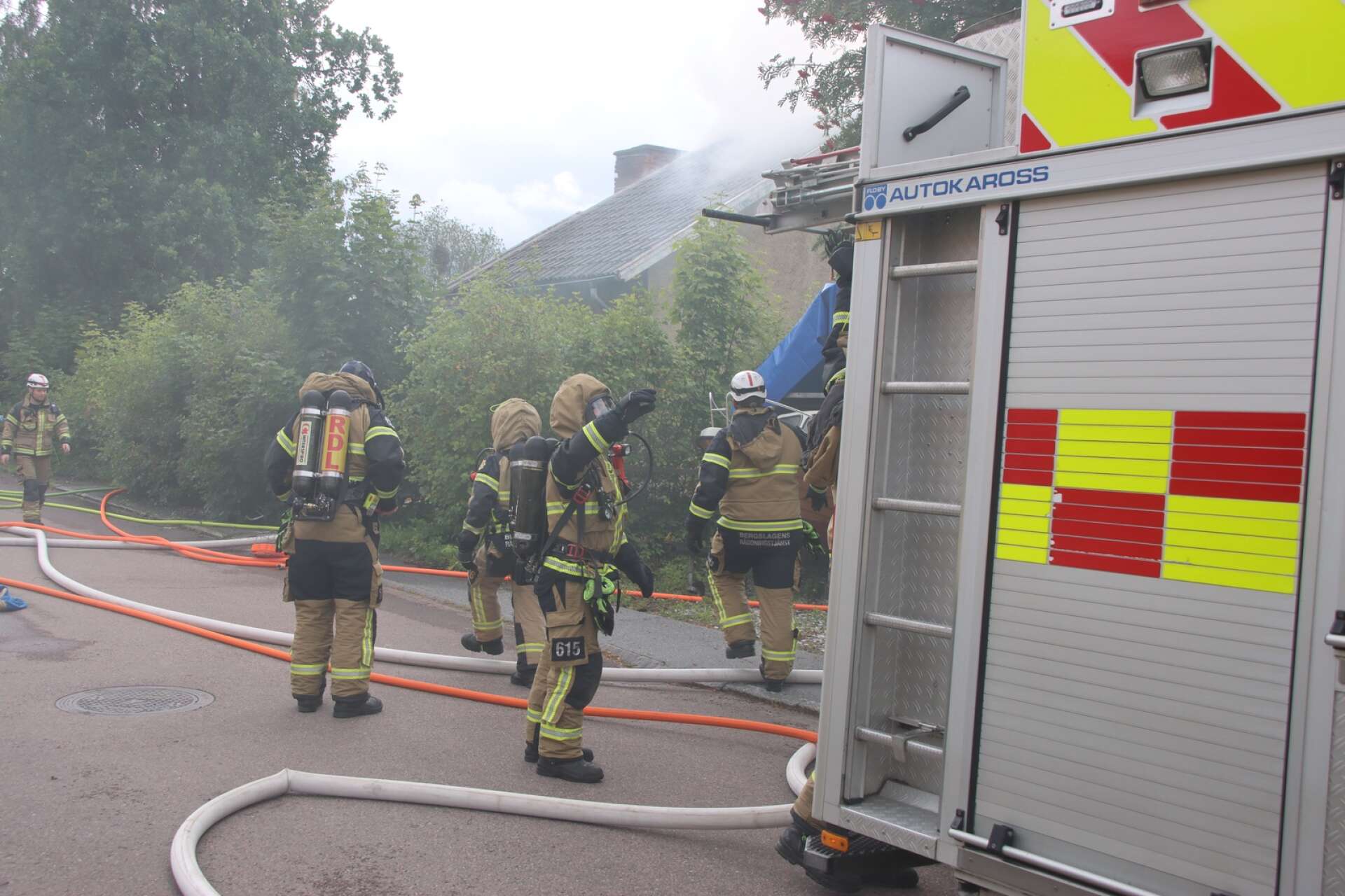 Räddningstjänsten fick rycka ut till en brand i en lägenhet i Dals Långed på torsdagskvällen.

