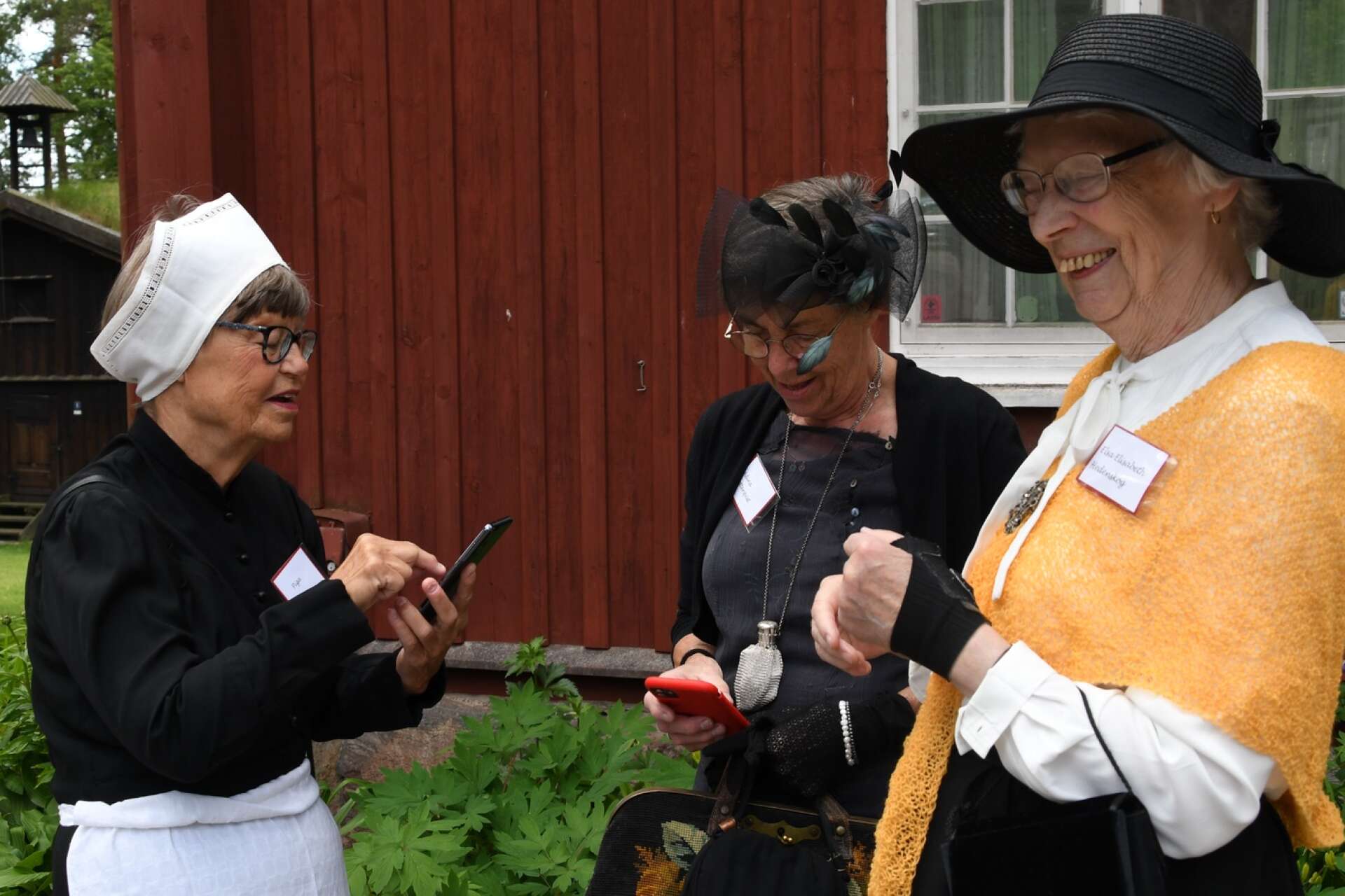 Dåtid möter nutid. Bente Mattsson, Elisabeth Skoglund och Monica Johansson byter bilder av varandra som piga, fru Zetterquist och fru Hedenskog. 