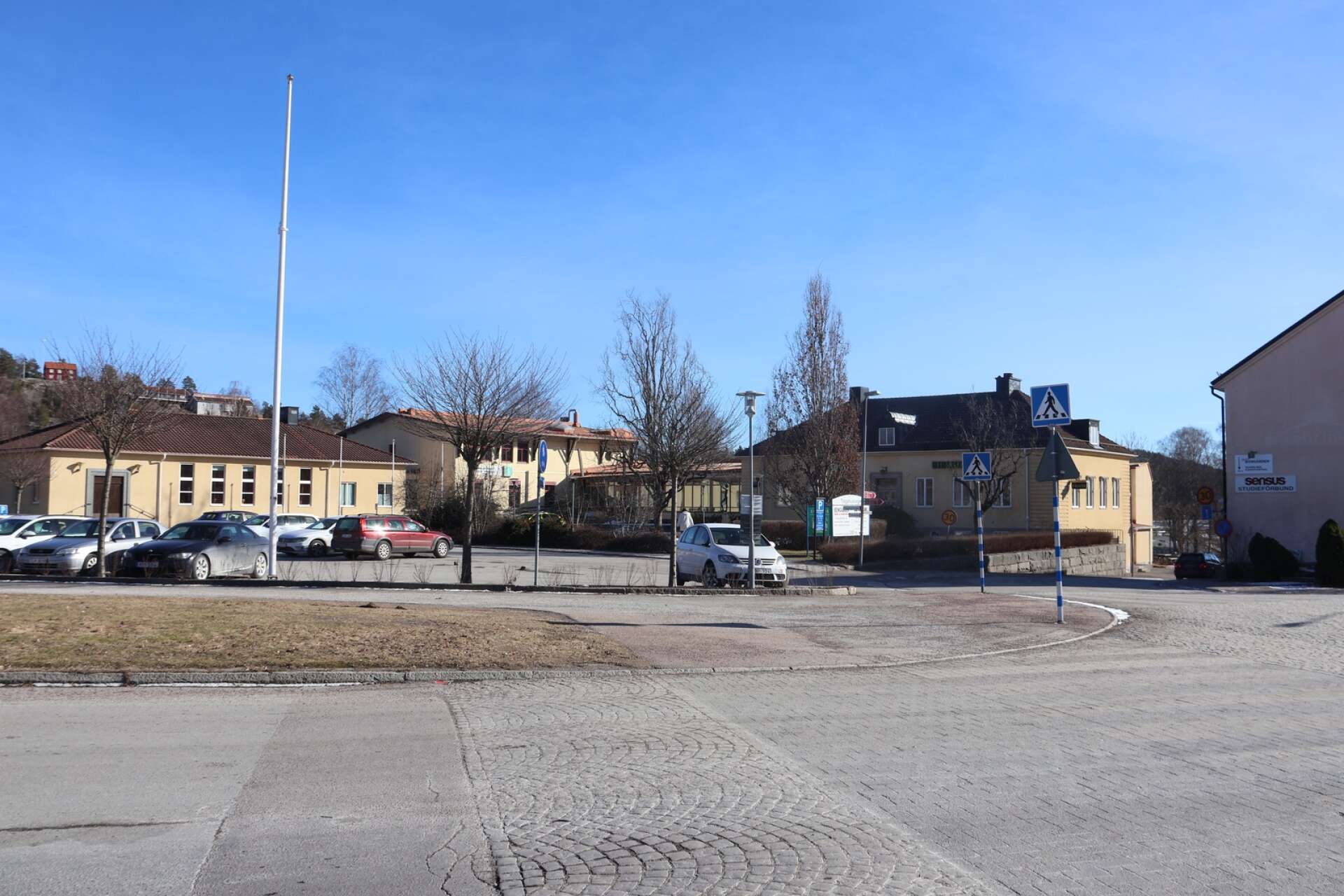 Bengtsfors bibliotek (gamla kommunhuset mm) och Strömkullegymnasiet