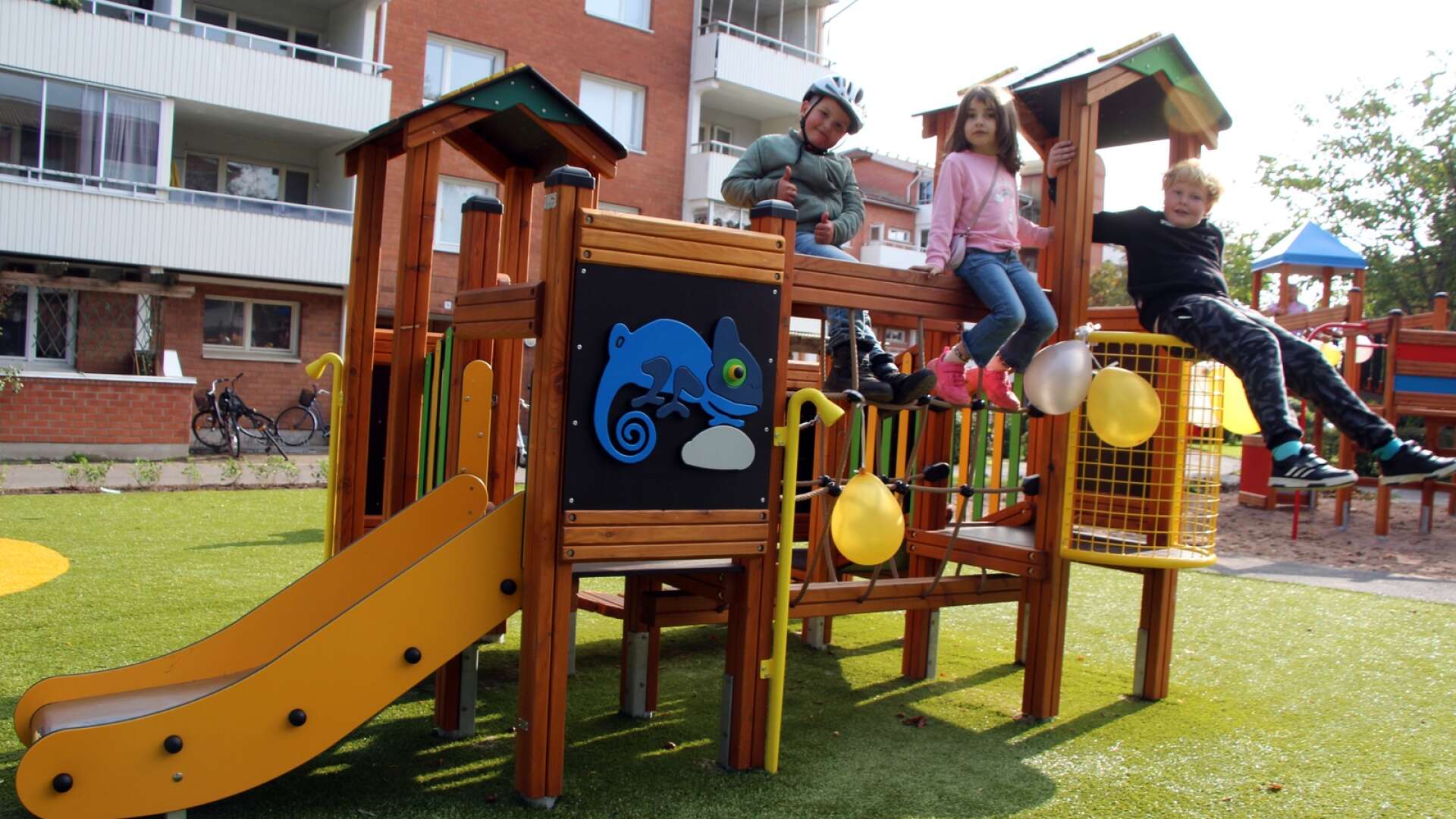 Barnen hade fullt upp med att leka på den nya lekplatsen, som också består av gungor, hinderbanor, snurrkarusell, lekhus och en kompisgunga.