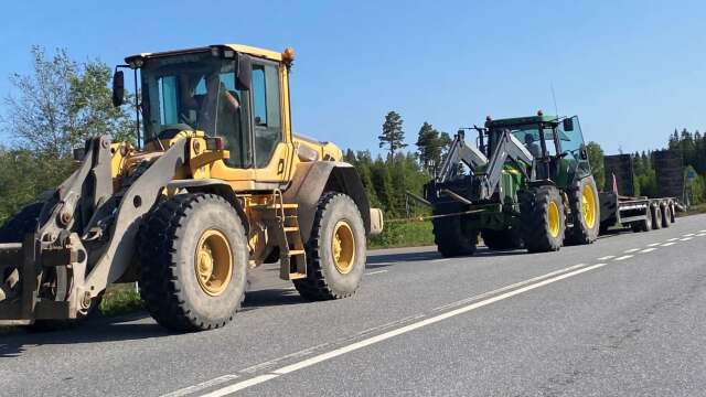 En större traktor läckte olja vid ett vattenskyddsområde på väg 205 norr om Karlskoga. Utsläppet orsakade köer men traktorn kunde senare bogseras från platsen.
