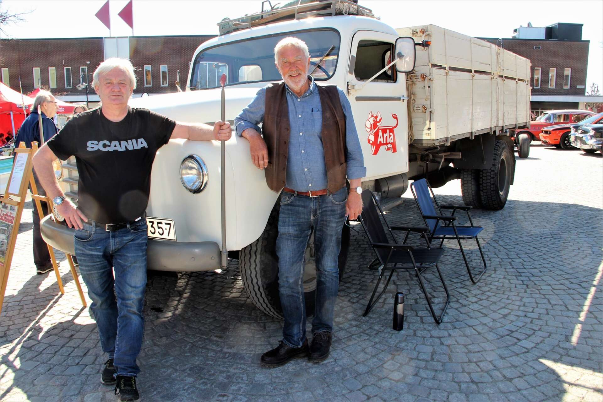 Även veteranlastbilar kunde ses på Motorlördagen. Här står Tomas Johansson och Dan Henriksson vid den sistnämndes mejeribil.