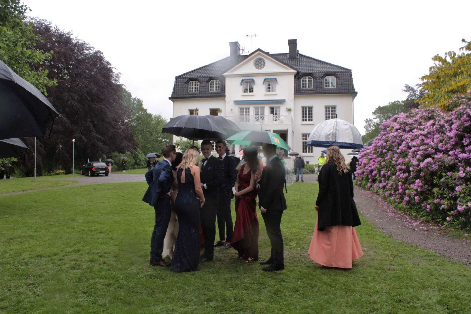 Många vackert uppklädda studenter från Karlbergsgymnasiet minglade runt i Baldersnäs herrgårdspark denna regniga eftermiddag.