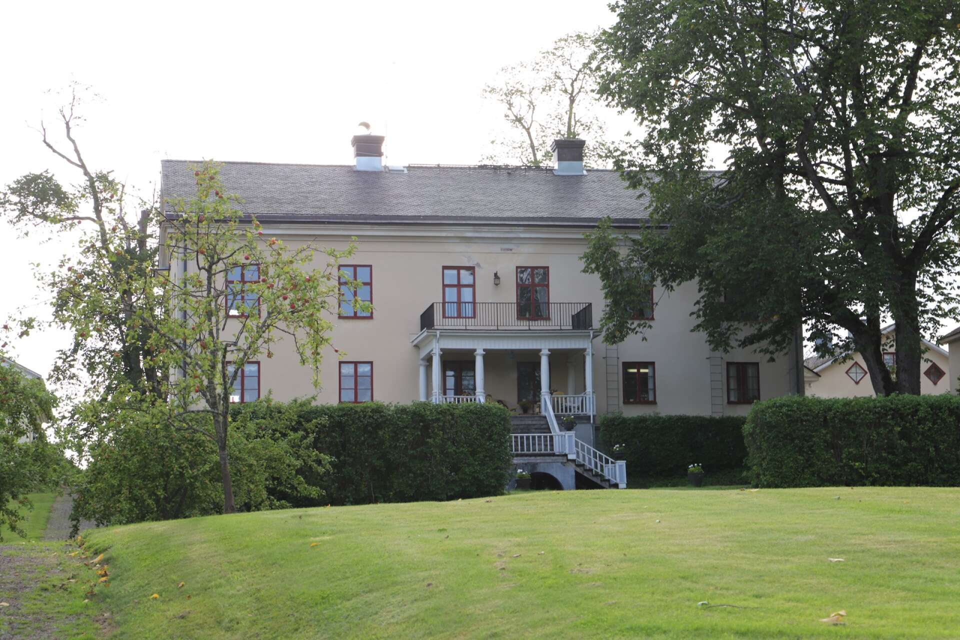 På Saxå herrgård har släkten Berggren långa rötter, men idag är den inte längre en släktgård. Carl Jan Granqvist har i många år bott här och ägt gården, men har skänkt den till en stiftelse han bildat.