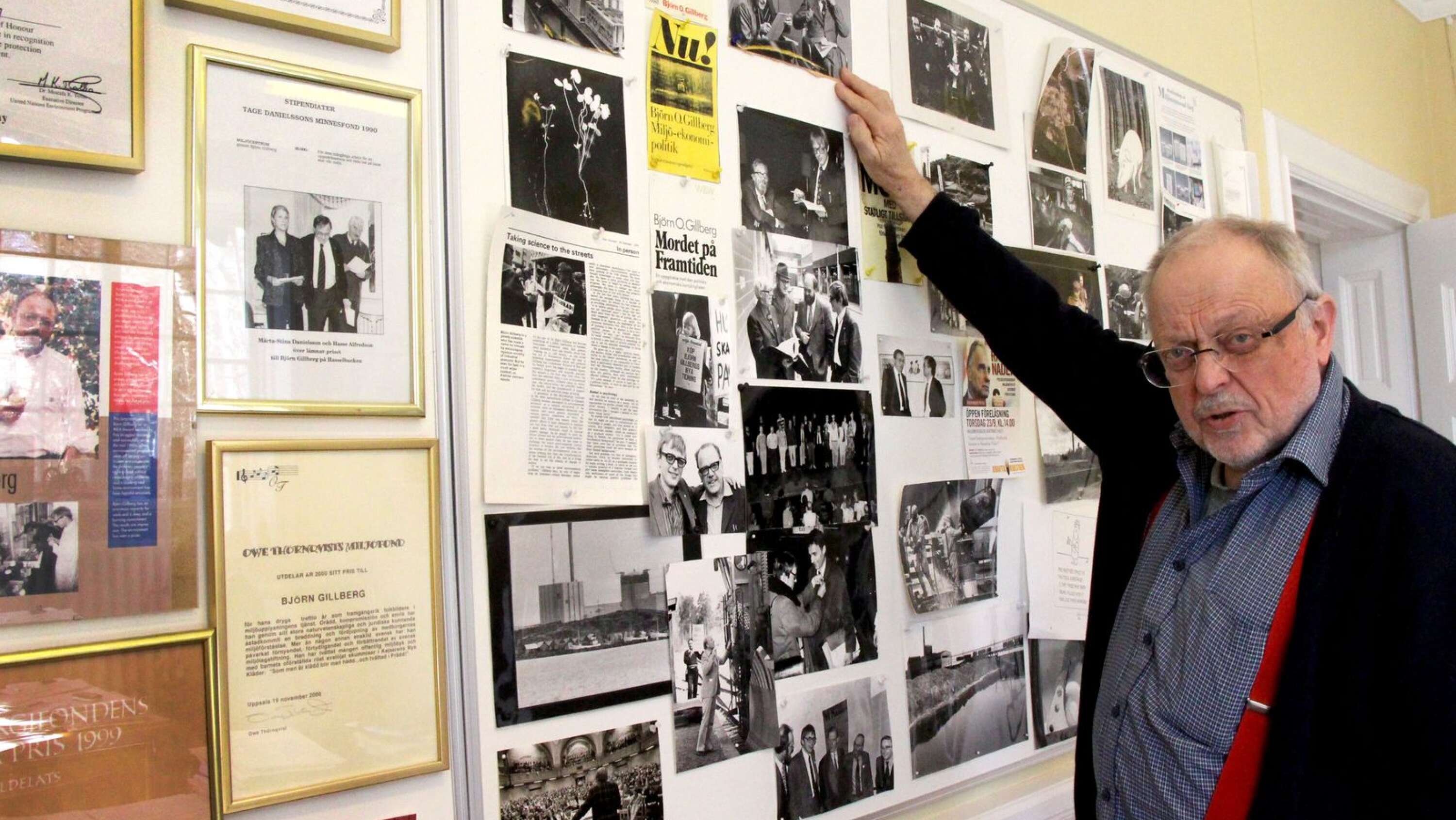 Björn Gillberg inne på sitt kontor, där han också har bilder från sitt liv i rampljuset.