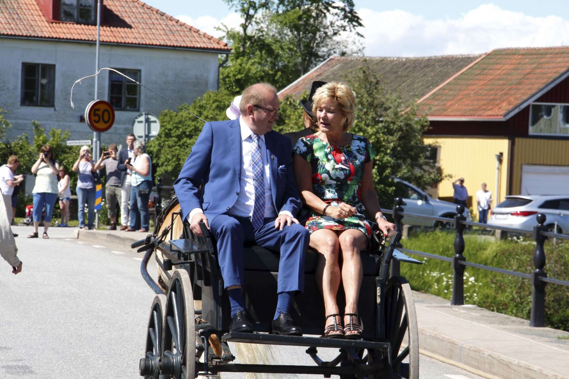 Kenneth Johansson och Maria Larsson, då landshövdingar i Värmland respektive Örebro län, åker hästskjuts till brojubileet i Åtorp.